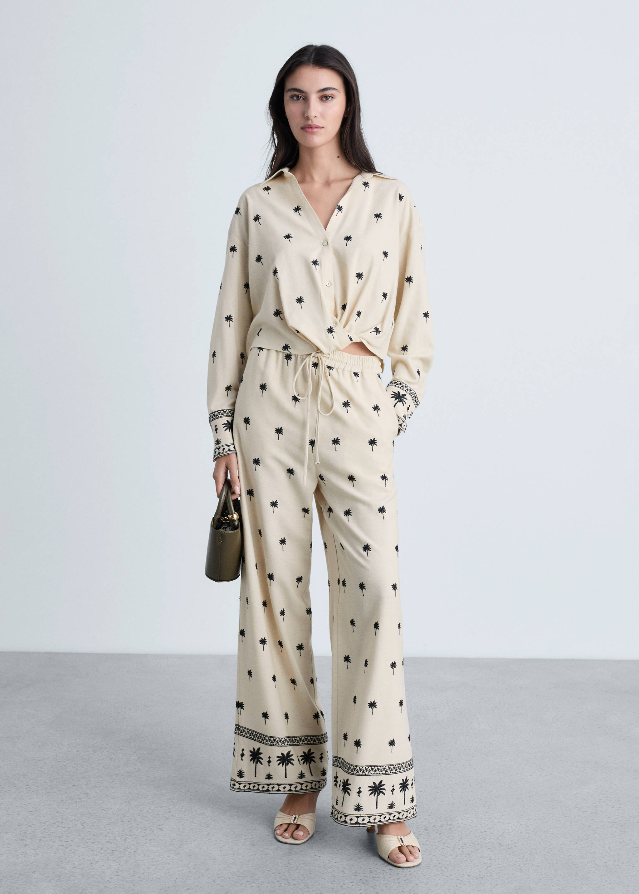 Camisa bordada nudo - Plano general