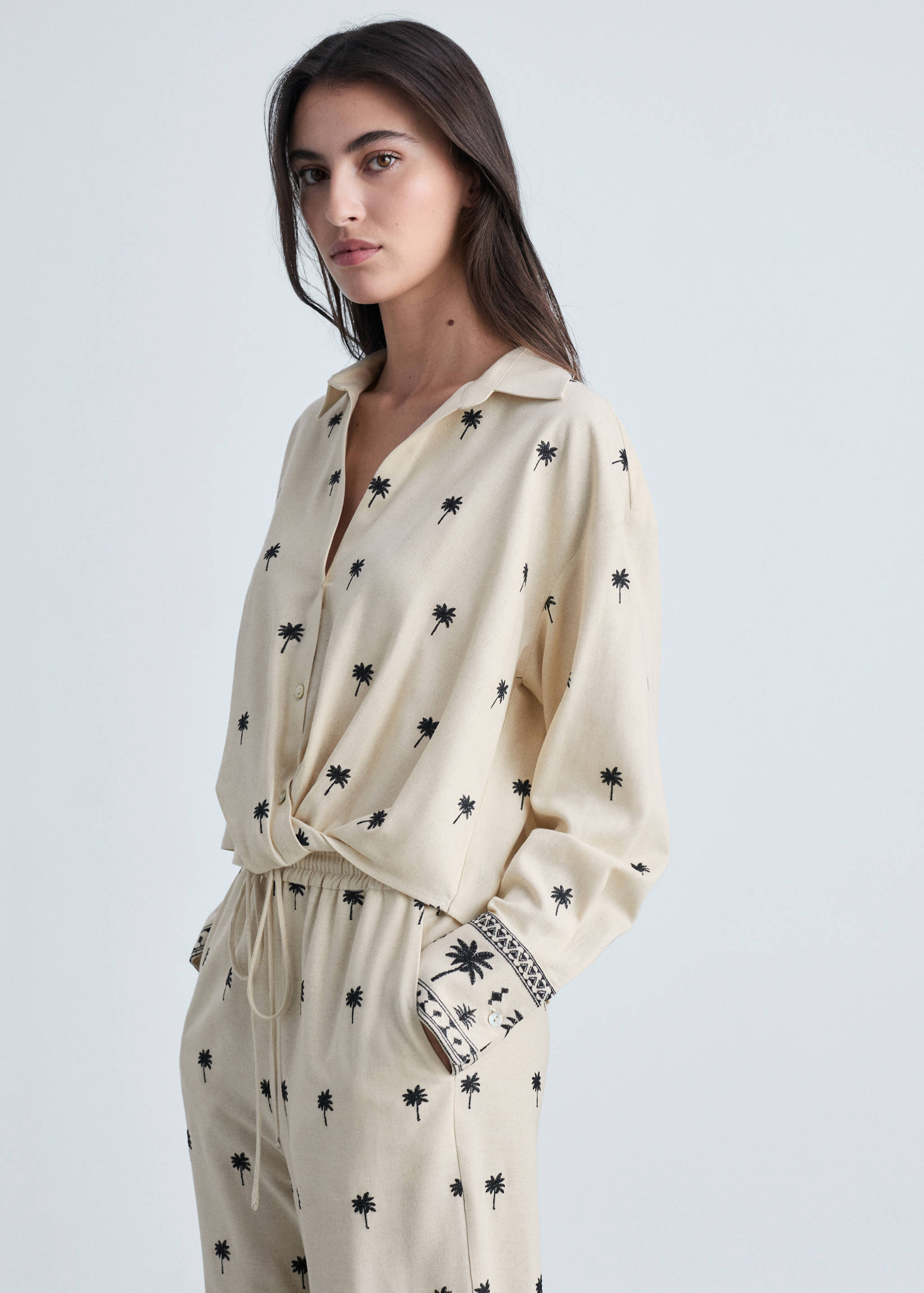 Camisa bordada nudo - Plano medio