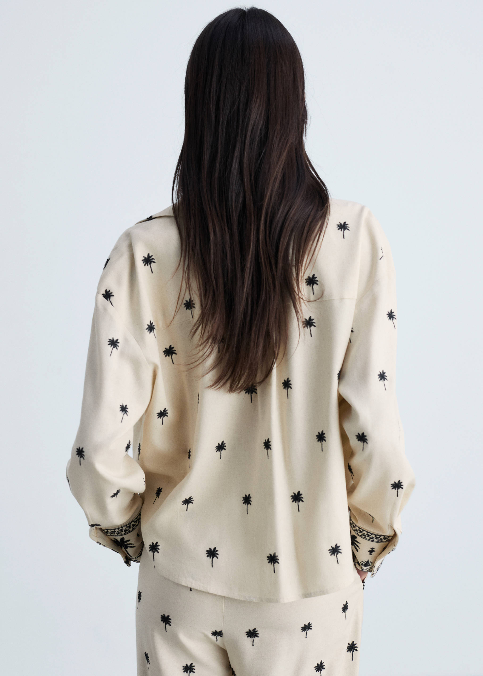 Camisa bordada nudo - Reverso del artículo