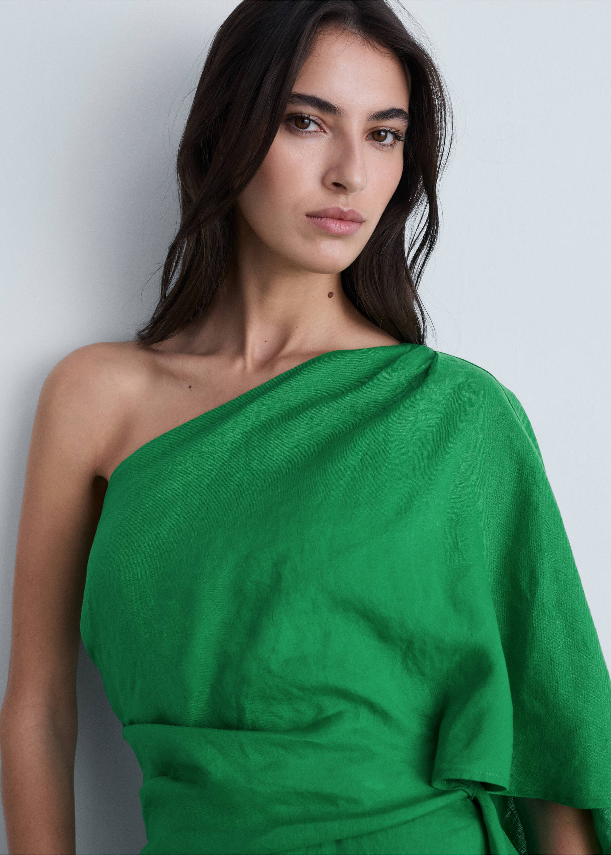 Asymmetrischer Jumpsuit aus Leinen - Detail des Artikels 1, Grün. Ref: 87064779-00.