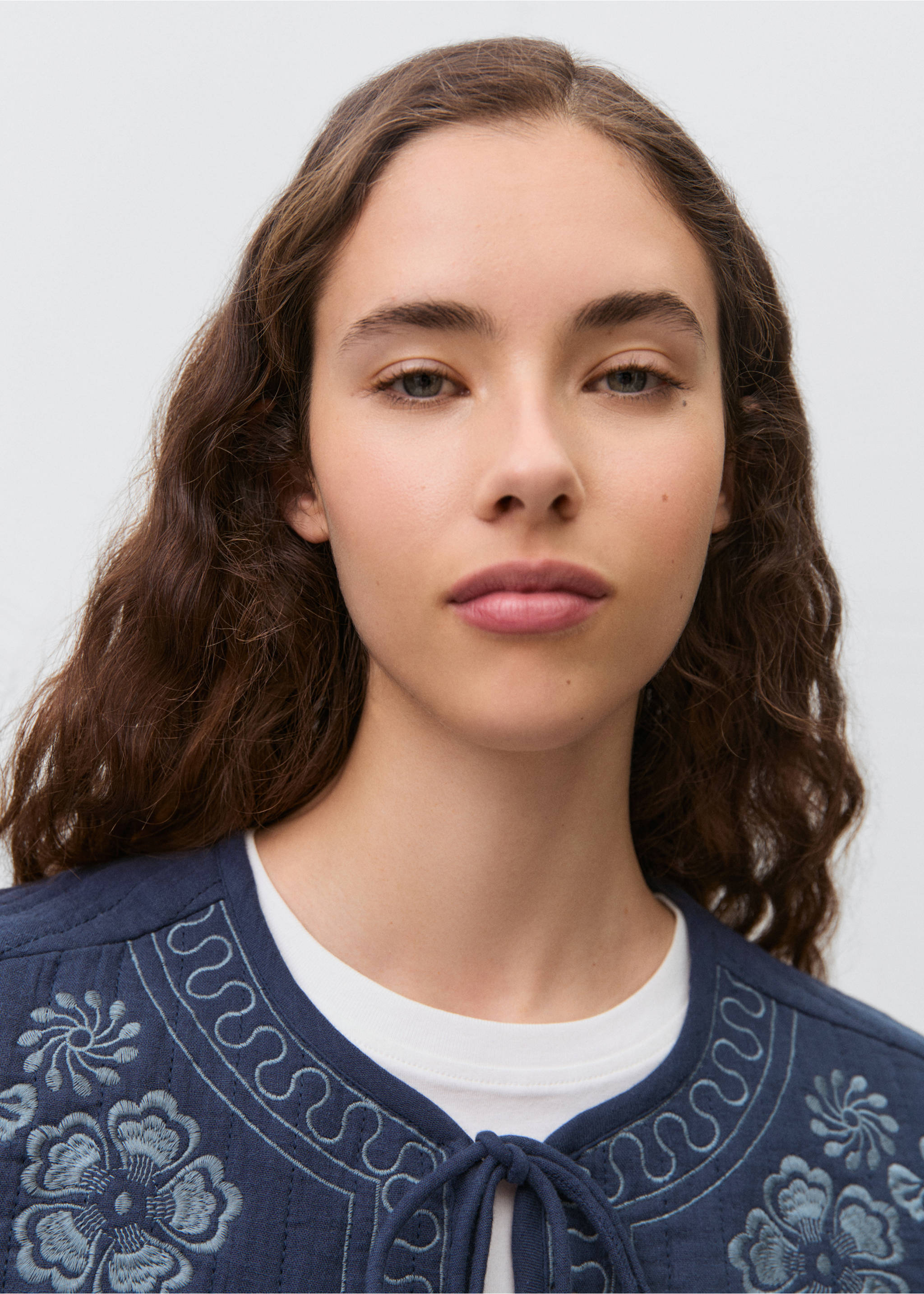 Bestickte Baumwoll-Weste - Detail des Artikels 1, Dunkles Marineblau. Ref: 87064787-00.