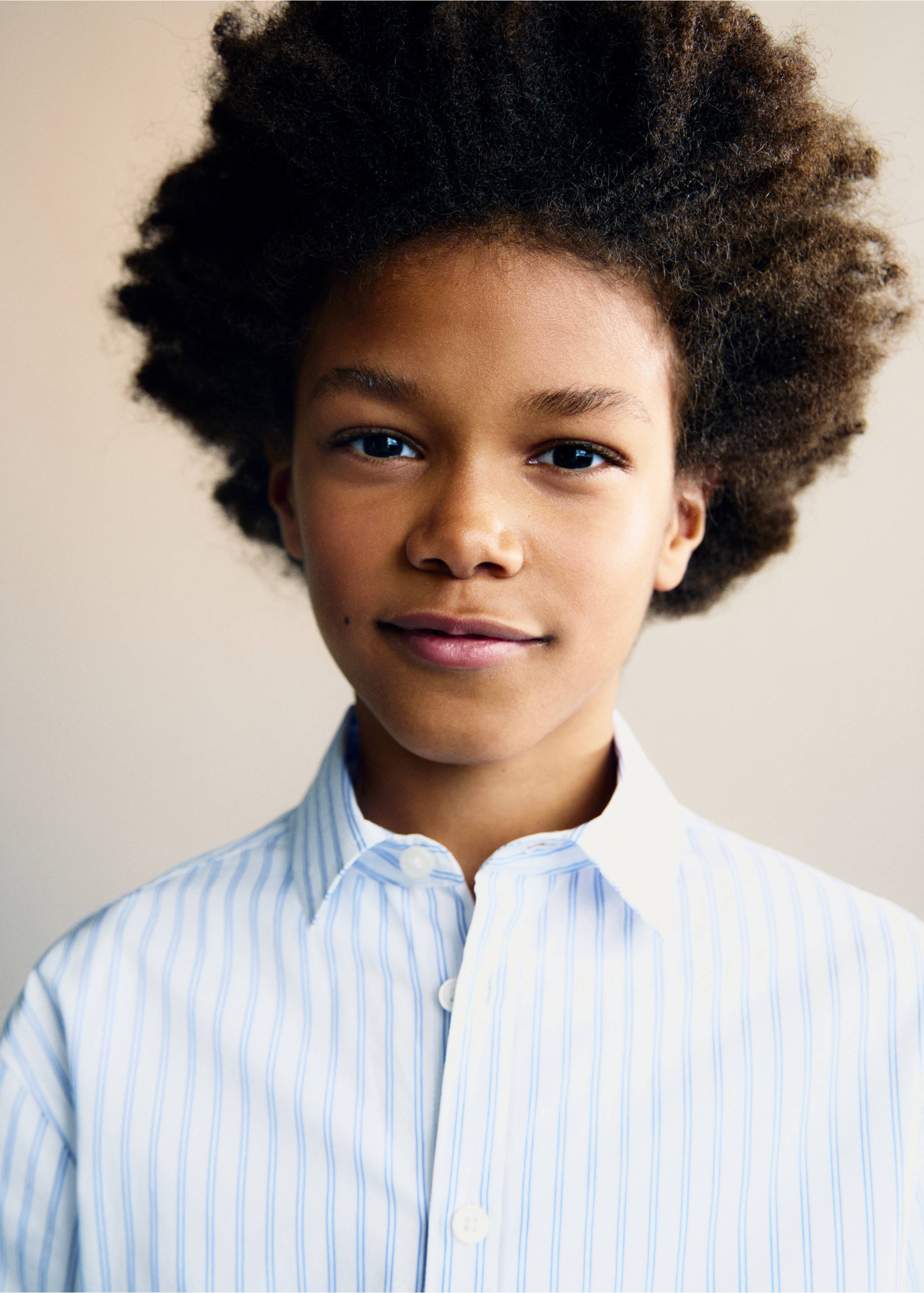 Gestreiftes Baumwollhemd - Detail des Artikels 1, Weiß. Ref: 87064791-00.