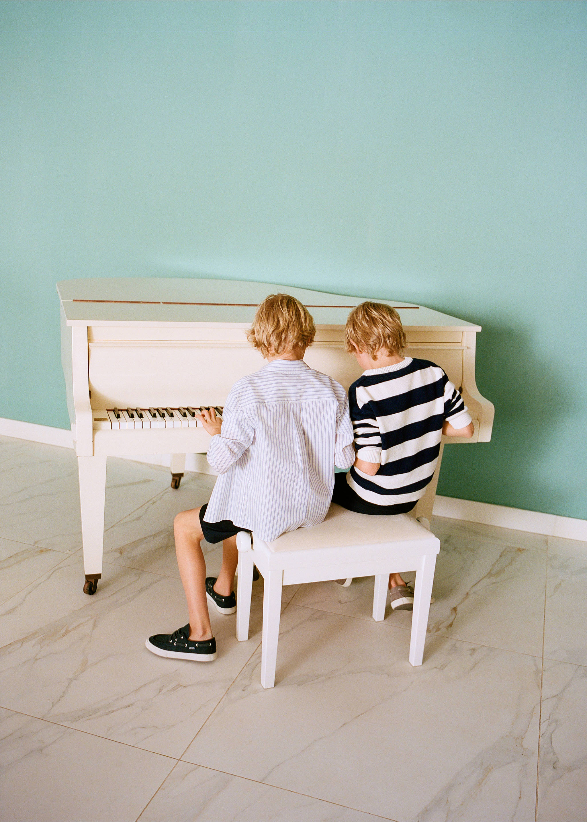 Gestreiftes Baumwollhemd - Detail des Artikels 6, Weiß. Ref: 87064791-00.