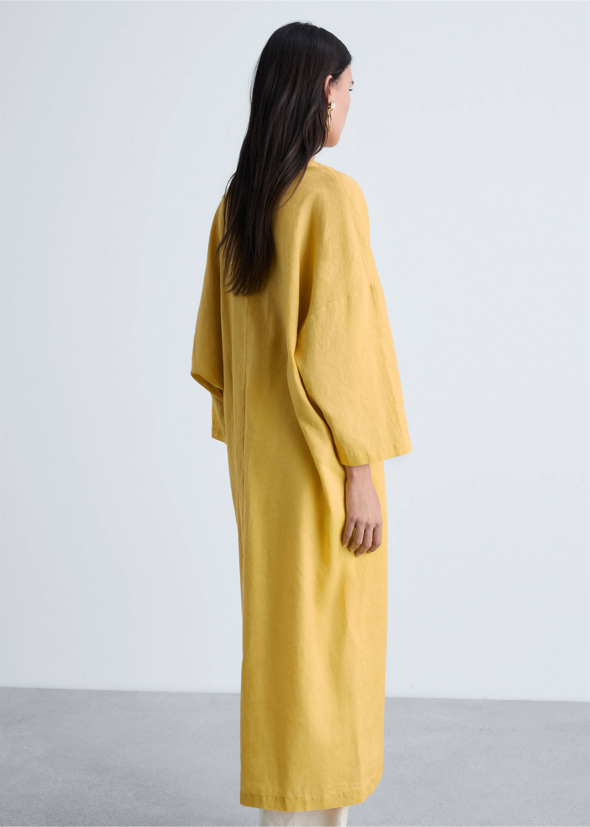 Oversize linen-blend dress - Reverse of the article, Mustard. Ref: 87064792-00.