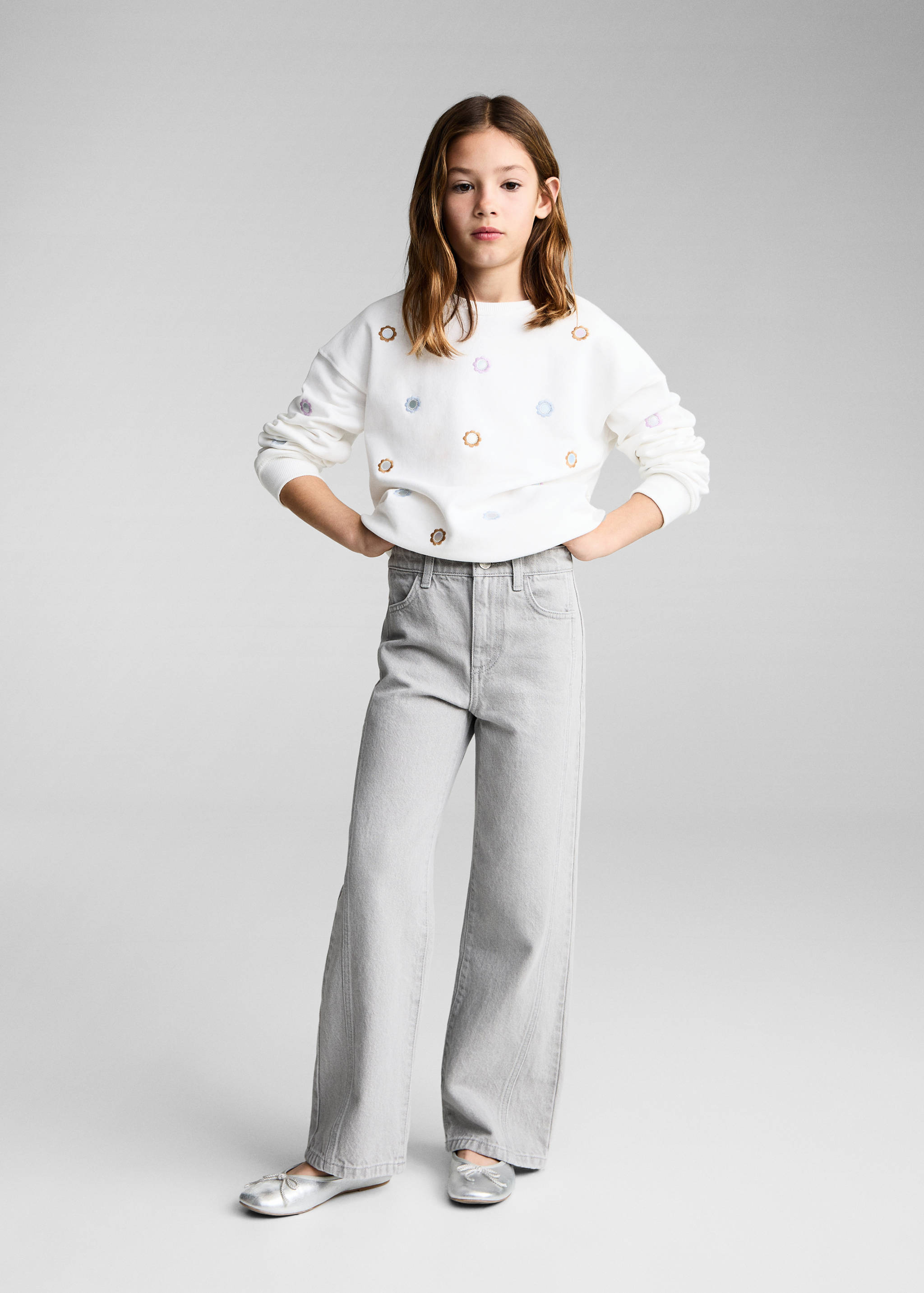 Sweatshirt with floral appliqué - General plane