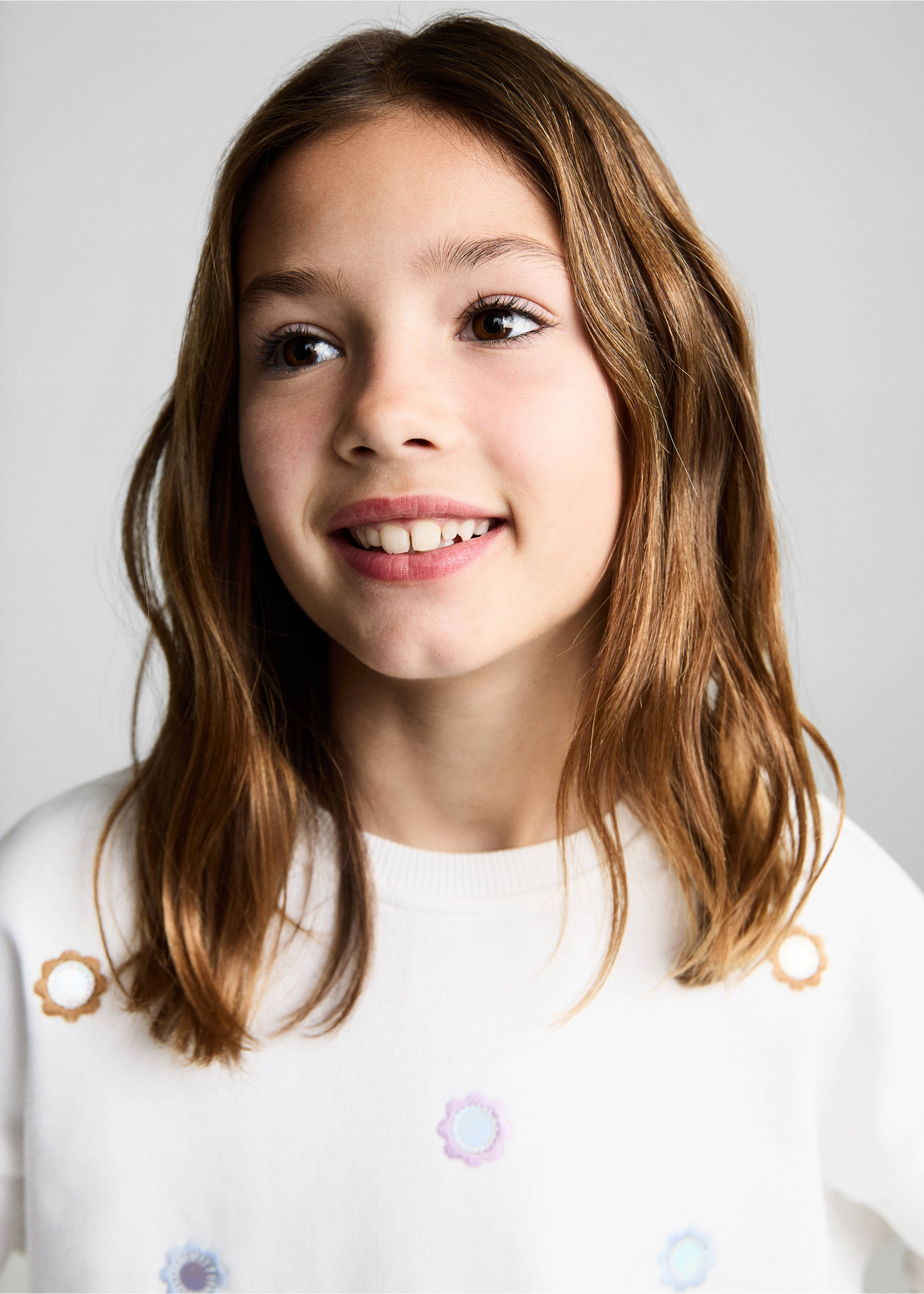 Sudadera apliques flores - Detalle del artículo 1, Blanco roto. Ref: 87064806-00.