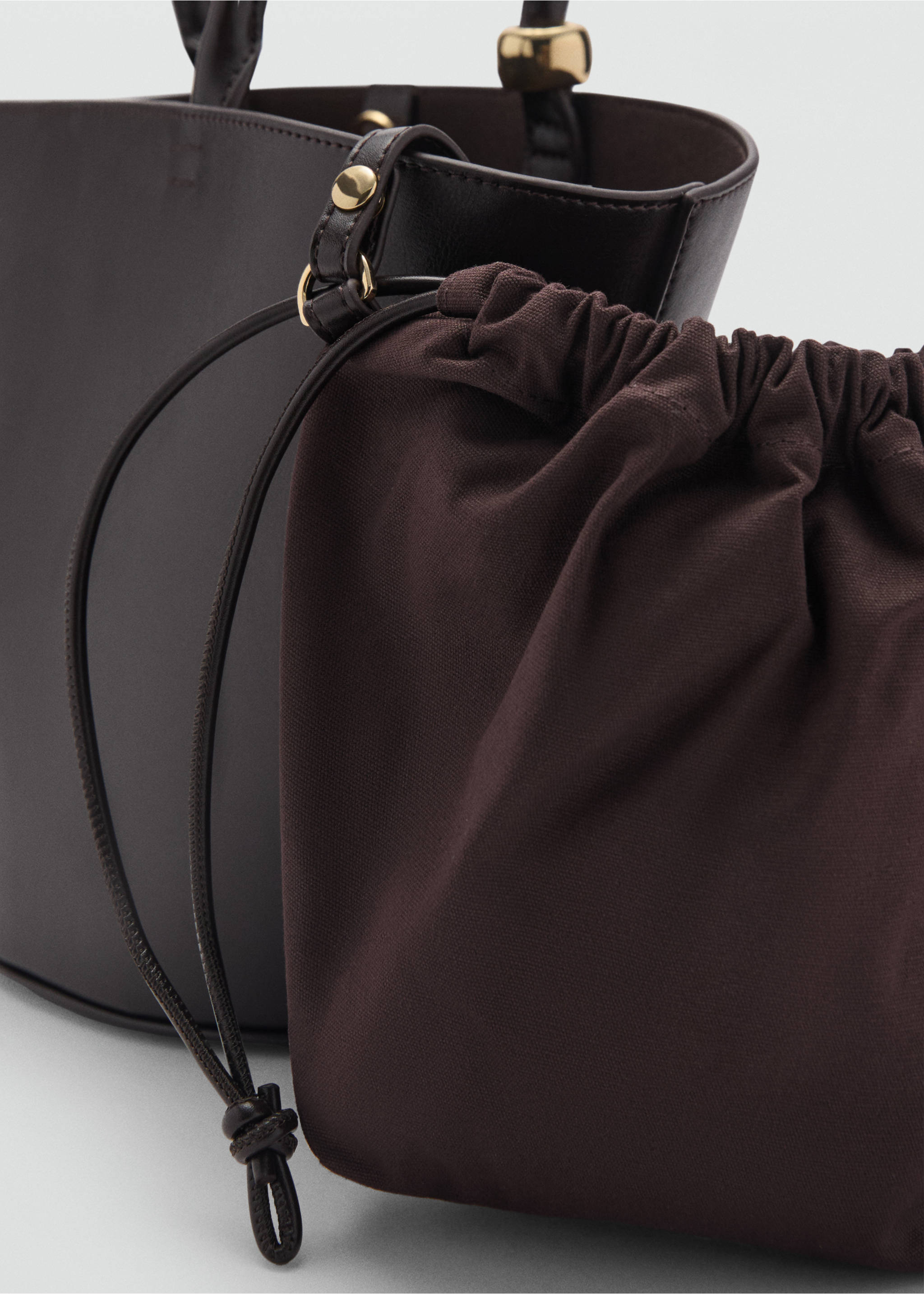Bolso shopper detalle metálico - Detalle del artículo 2, Chocolate. Ref: 87064808-00.