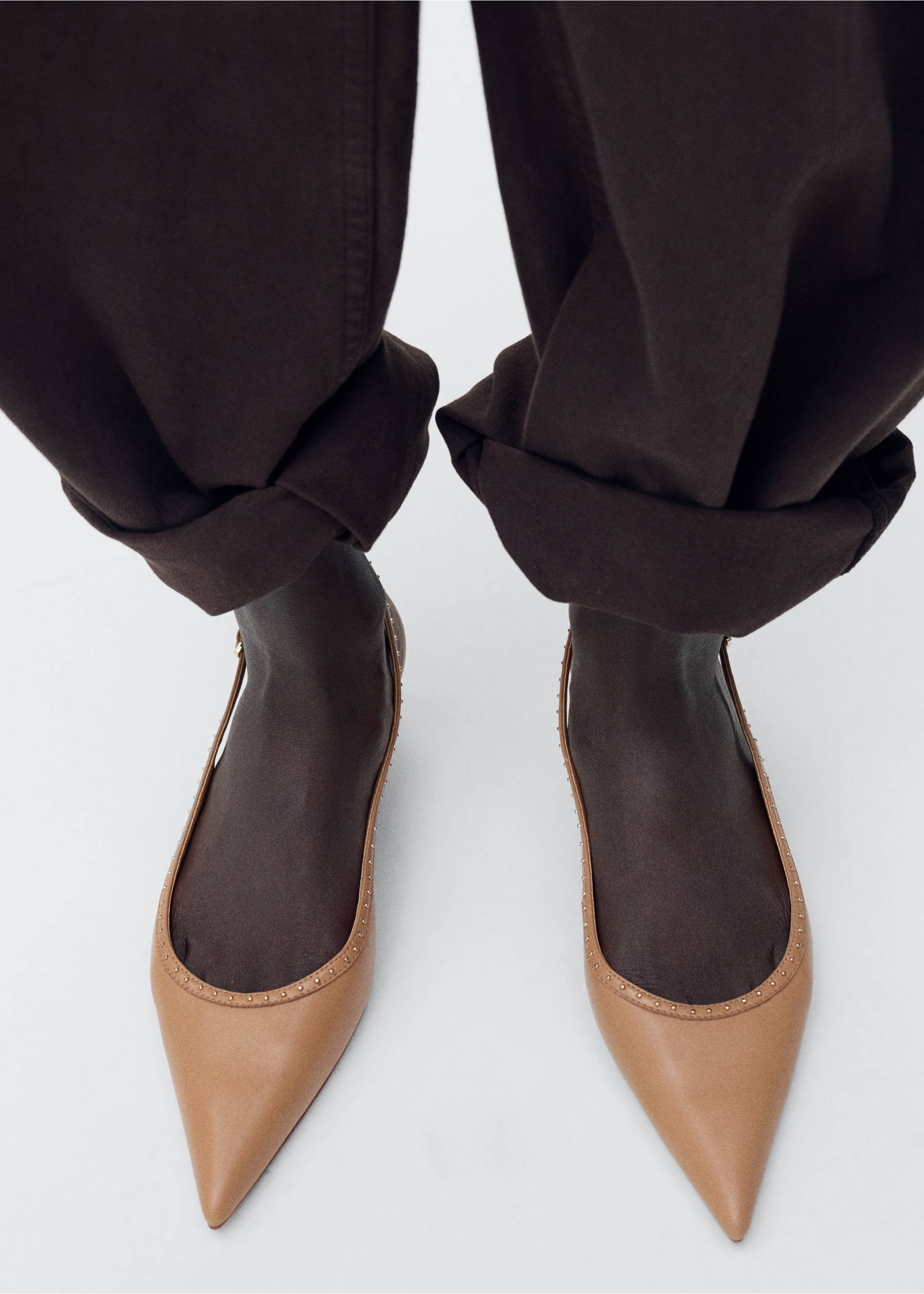 Zapato kitten detalle tachuelas - Plano general, Marrón medio. Ref: 87065138-00.