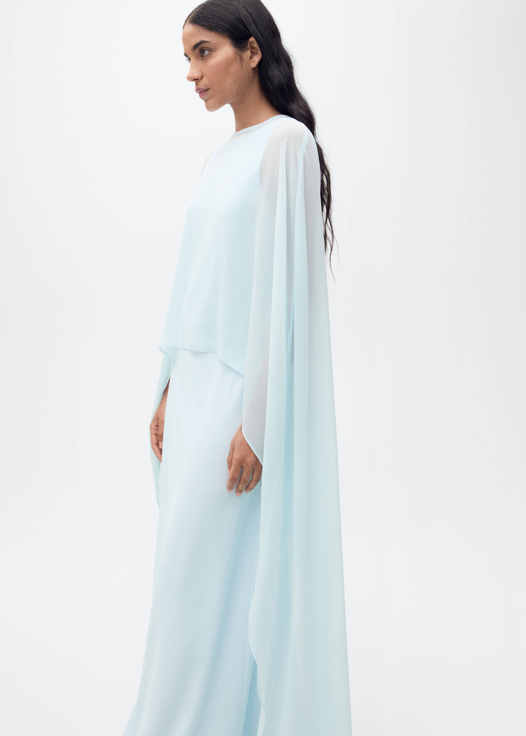 Cape longue semi-transparente - Plan moyen