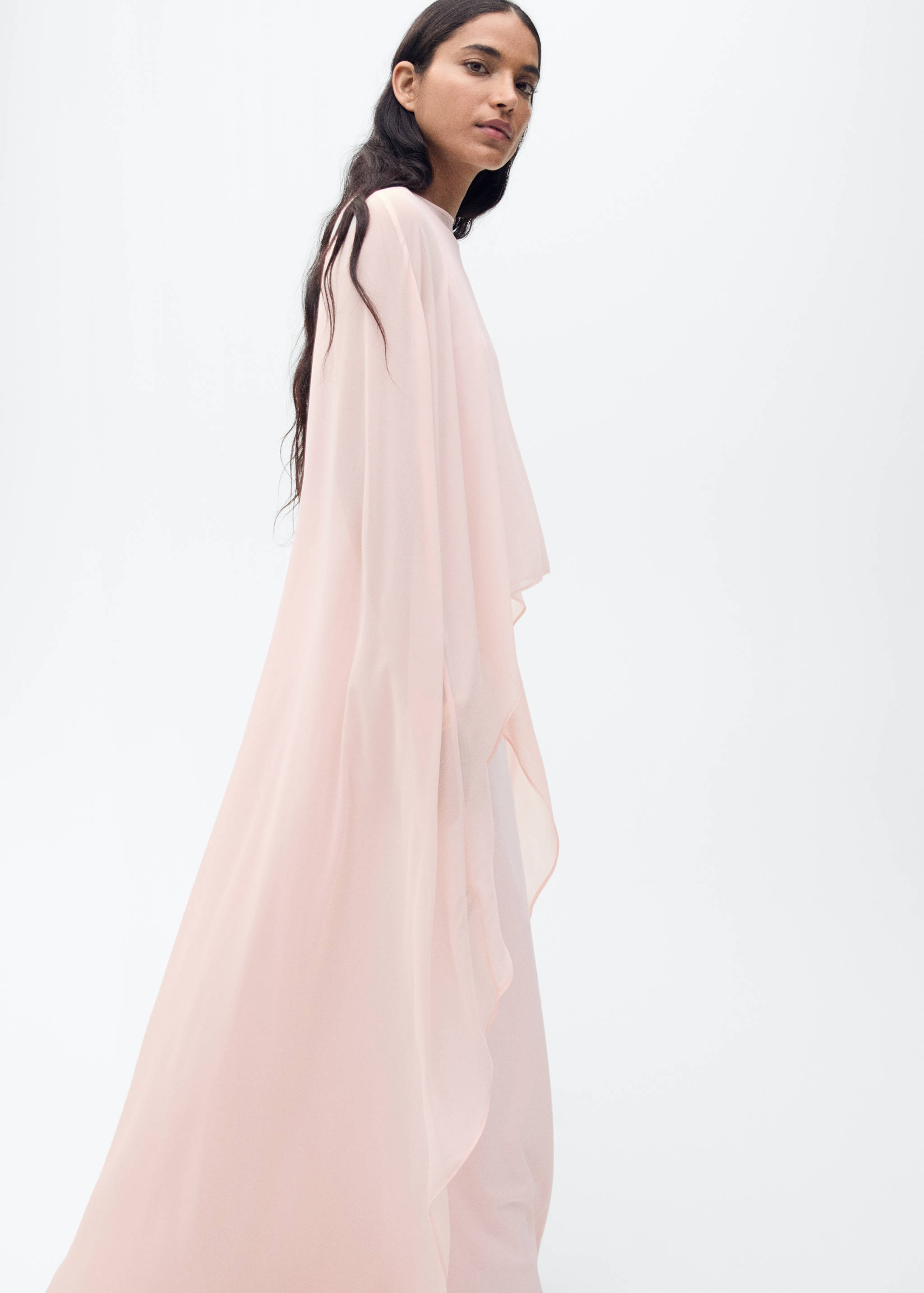 Capa larga semitransparente - Plano medio