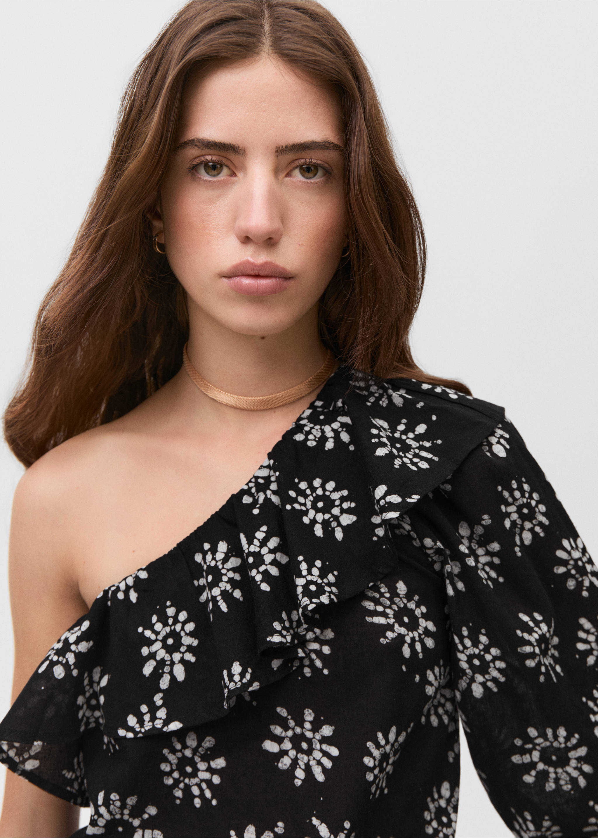 Asymmetrical printed blouse - Details of the article 1, Black. Ref: 87065725-00.