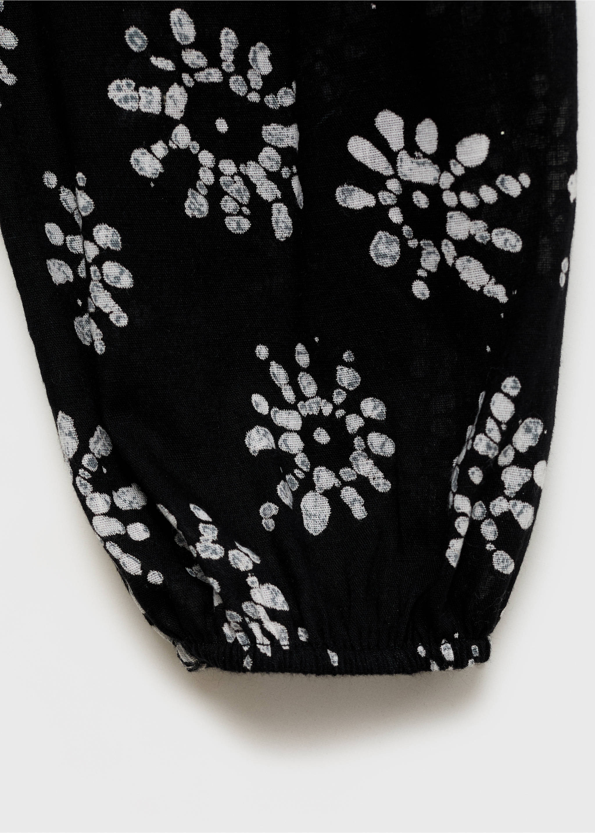 Asymmetrical printed blouse - Details of the article 8, Black. Ref: 87065725-00.