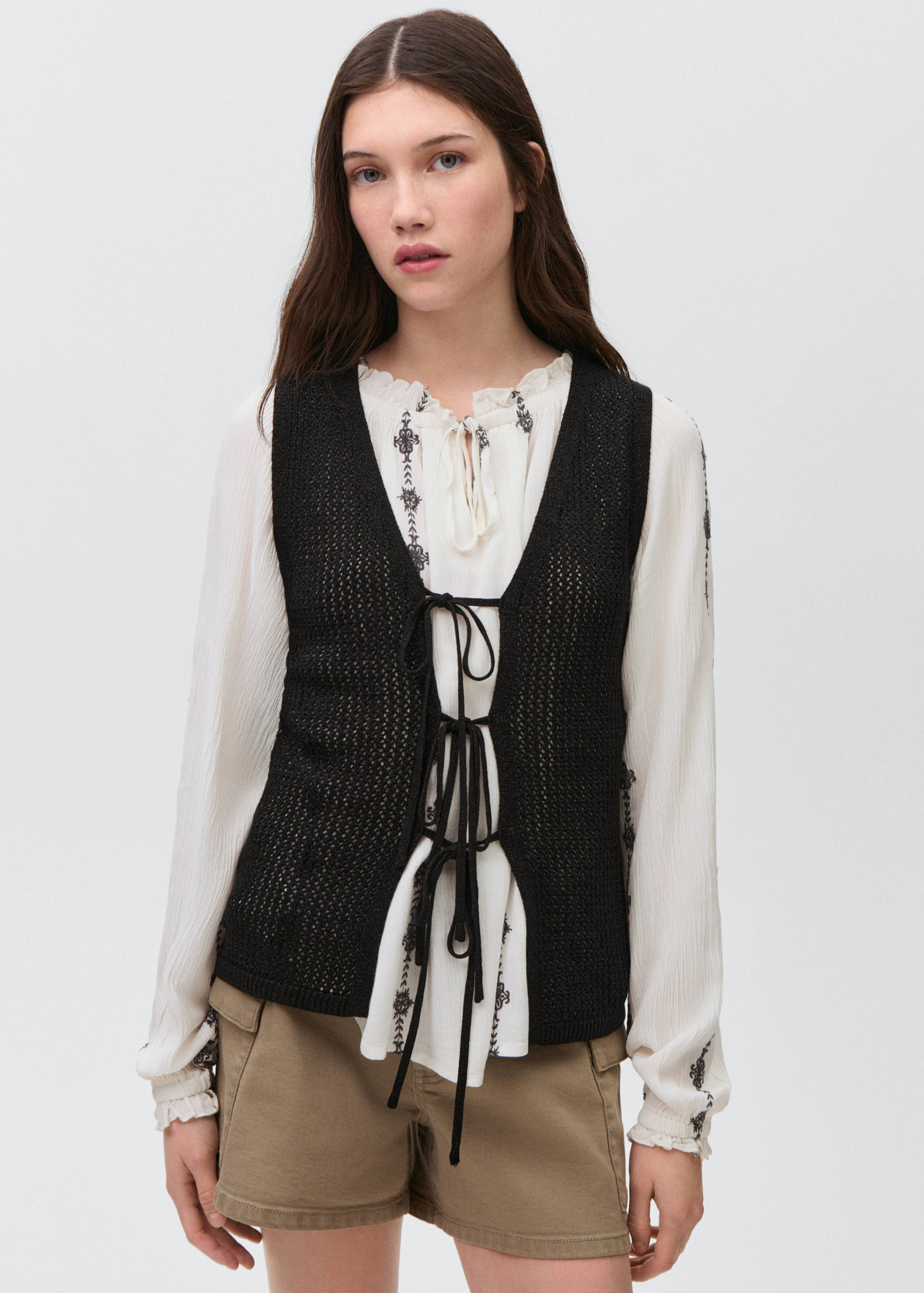 Knitted vest with lace pattern - Medium plane