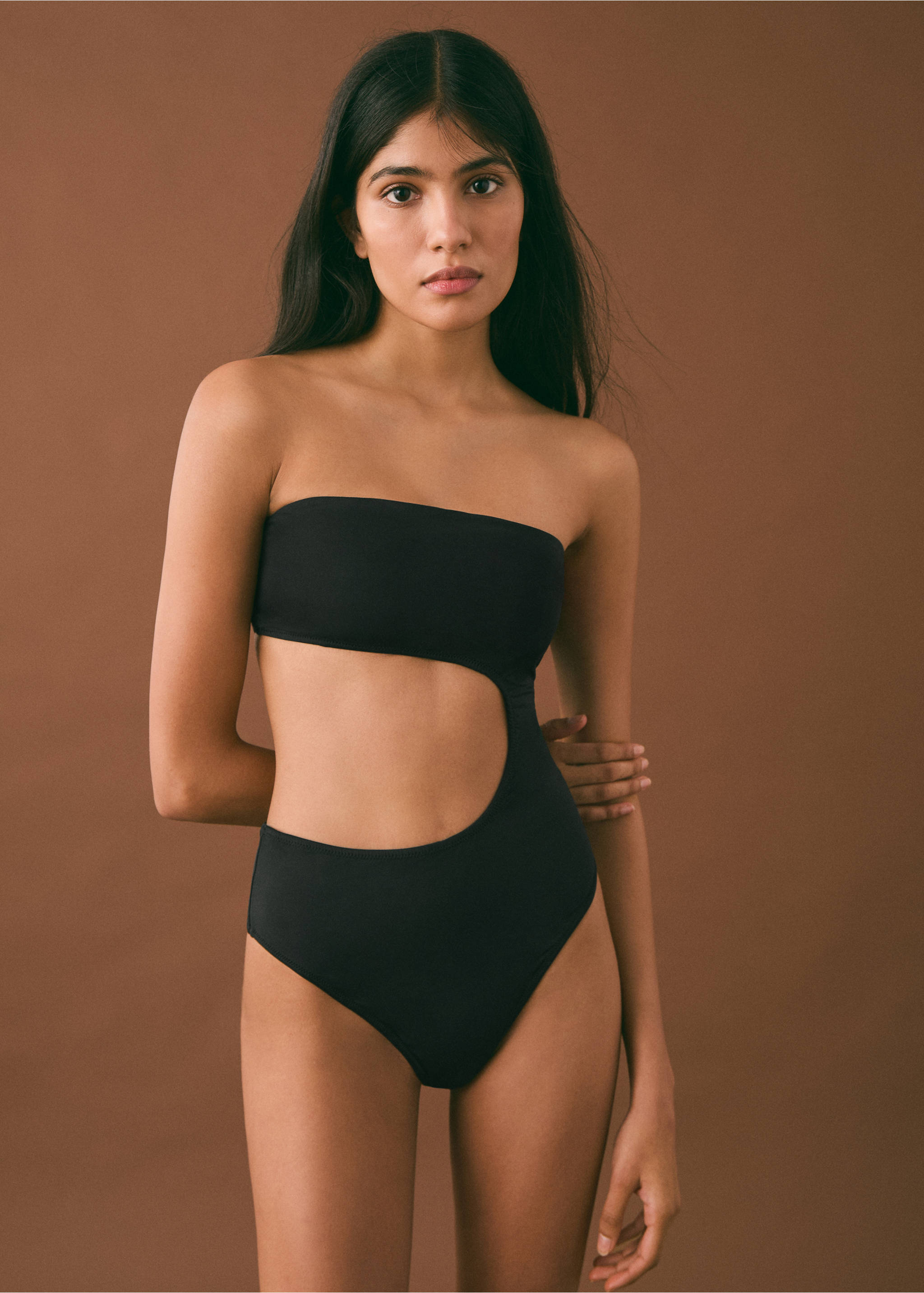 Asymmetrischer Badeanzug mit Cut-Out - Mittlere Ansicht, Schwarz. Ref: 87065744-00.