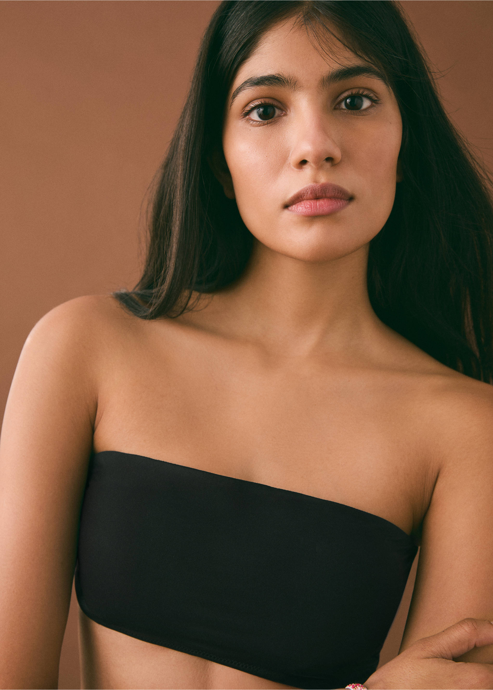 Asymmetrischer Badeanzug mit Cut-Out - Detail des Artikels 1, Schwarz. Ref: 87065744-00.