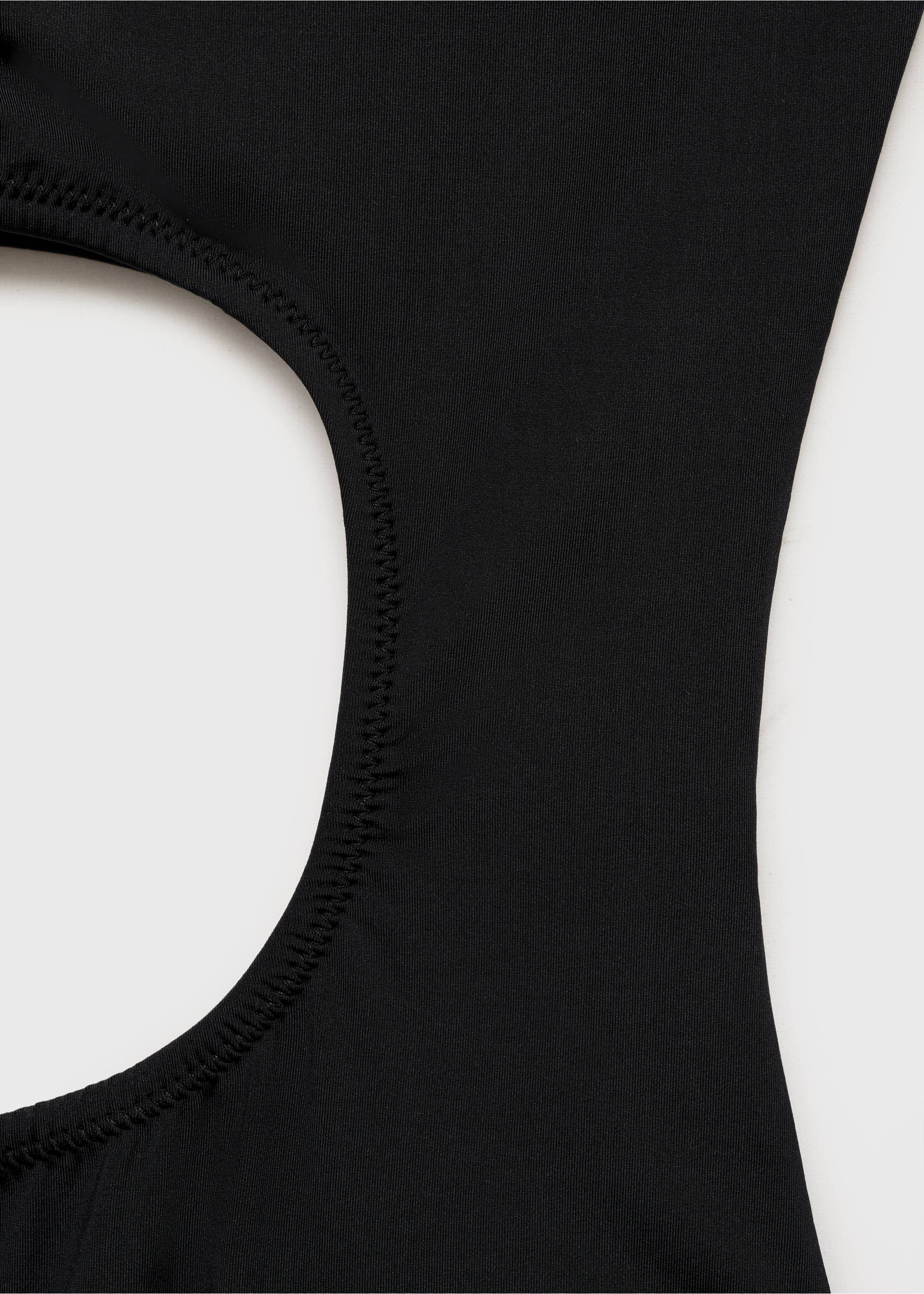 Asymmetrischer Badeanzug mit Cut-Out - Detail des Artikels 0, Schwarz. Ref: 87065744-00.
