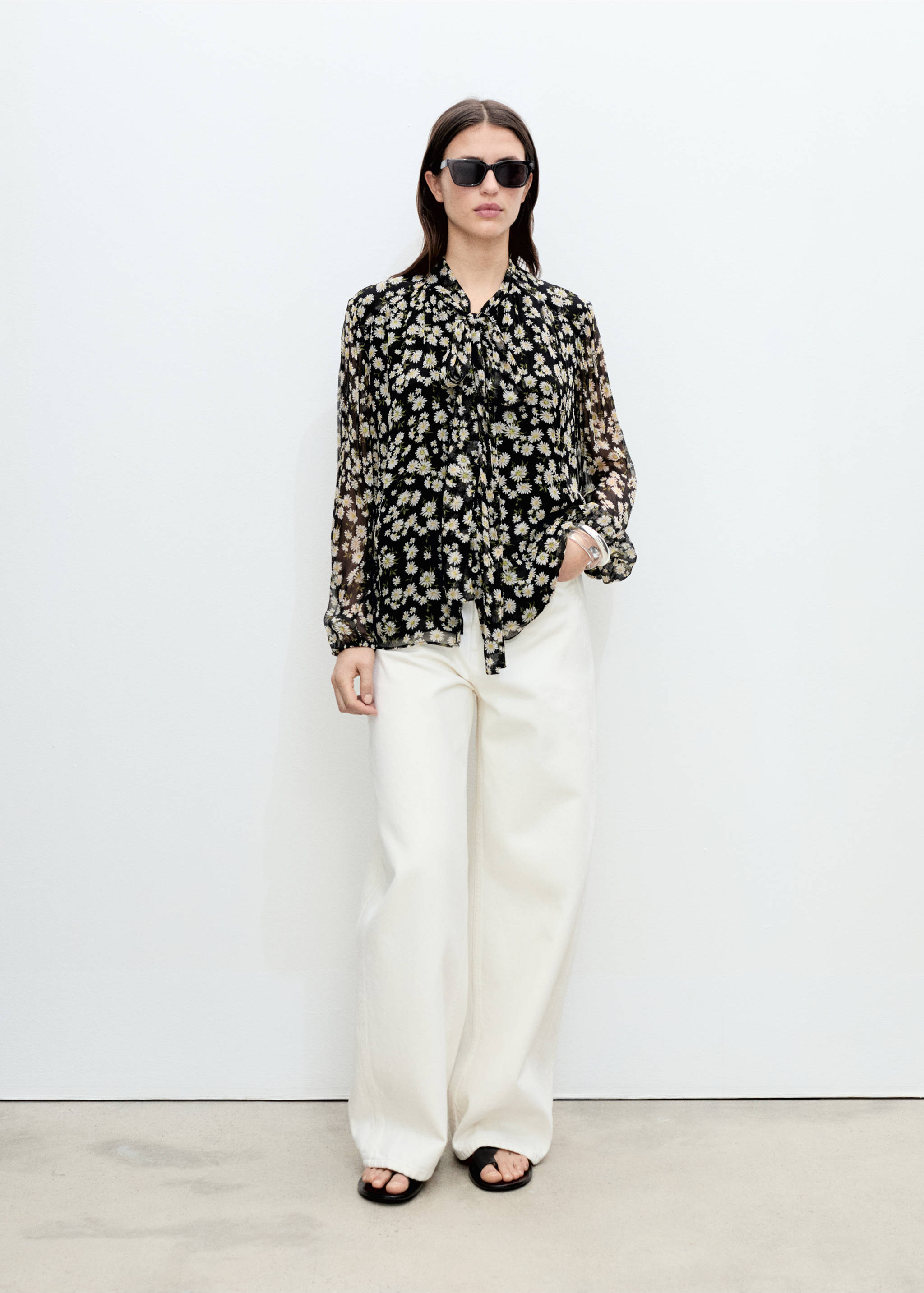 Florale Bluse mit Schleife - Allgemeine Ansicht, Schwarz. Ref: 87065745-00.