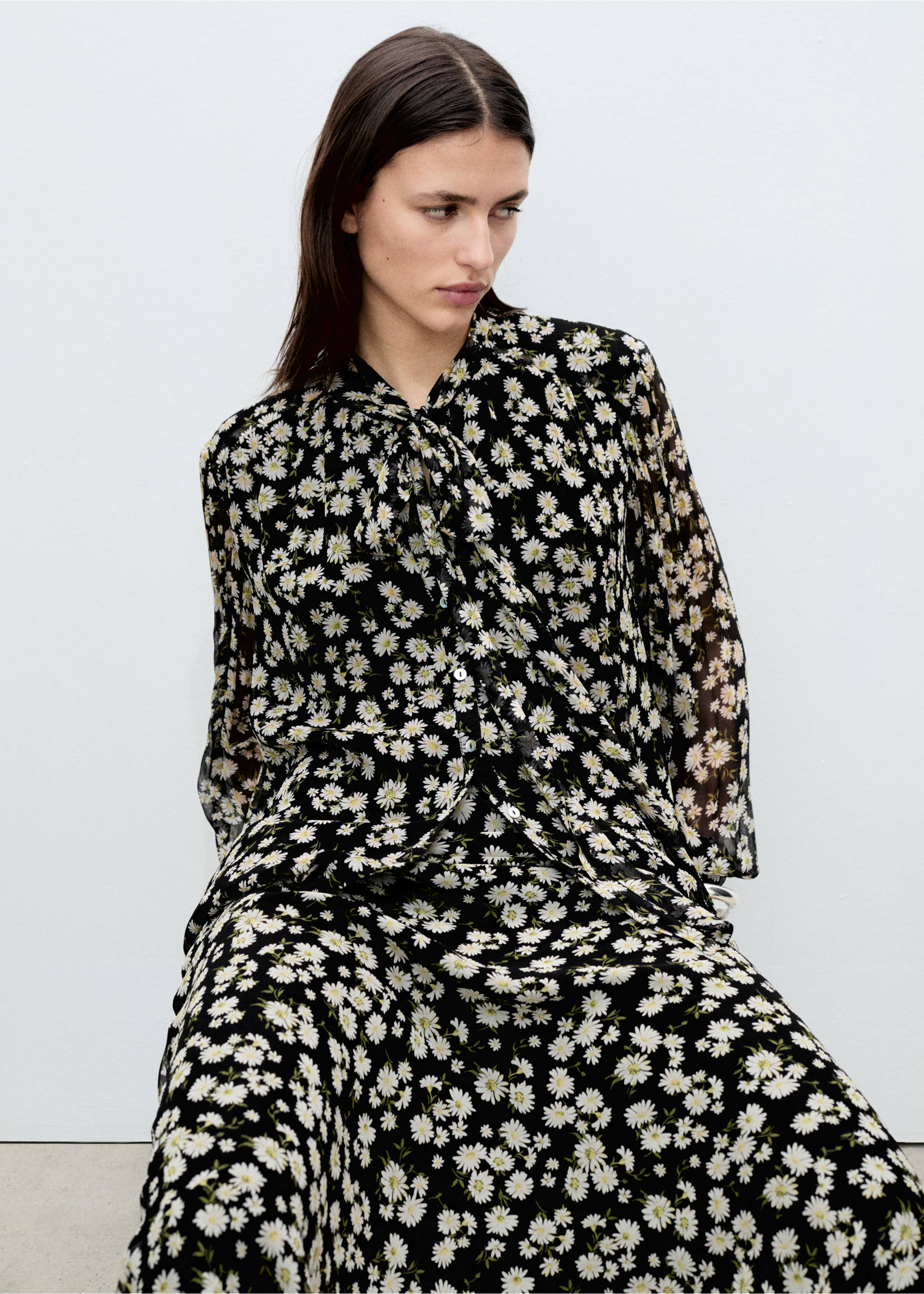 Florale Bluse mit Schleife - Detail des Artikels 2, Schwarz. Ref: 87065745-00.