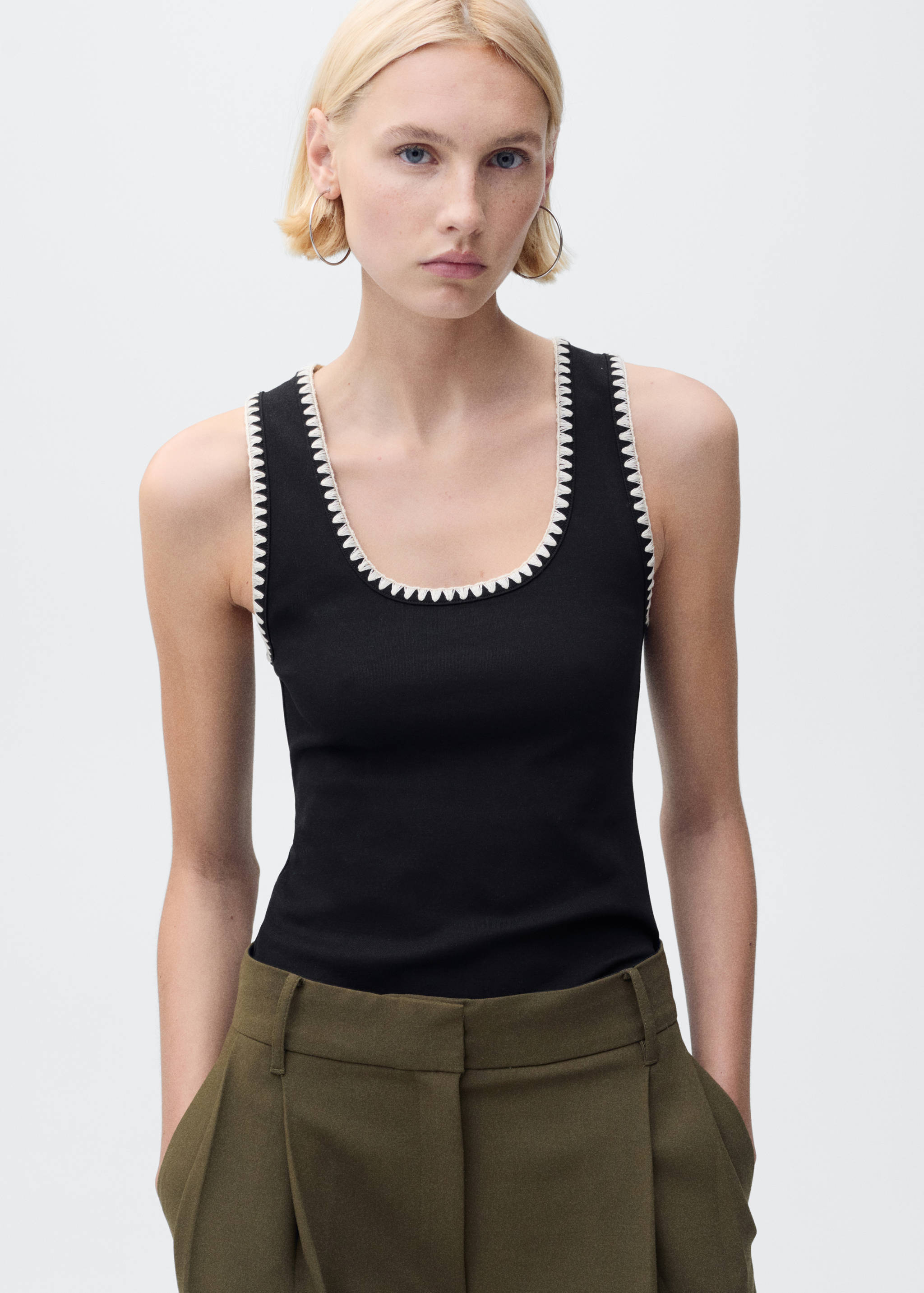 Low-cut top with contrasting trim - Medium plane