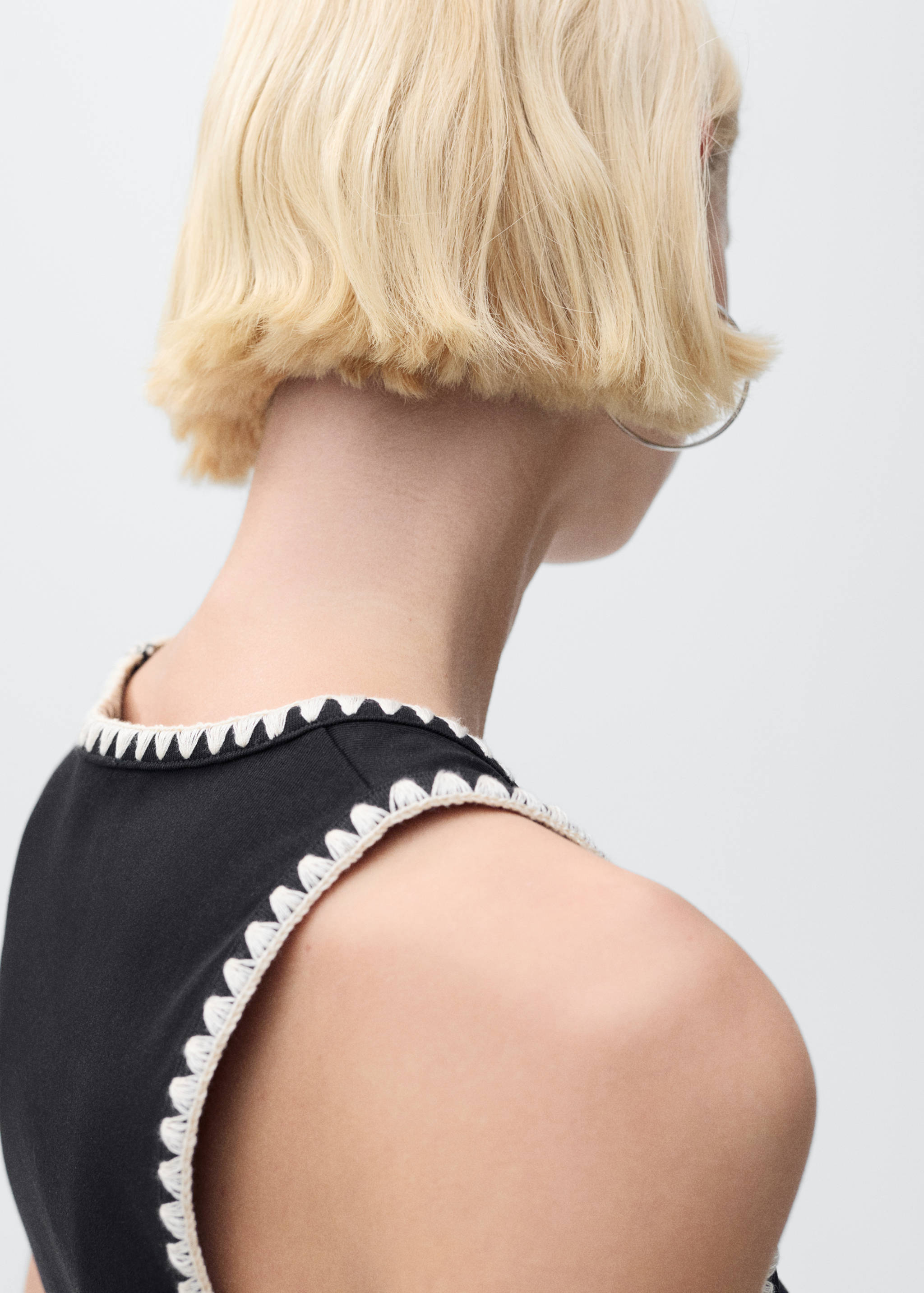 Low-cut top with contrasting trim - Details of the article 2