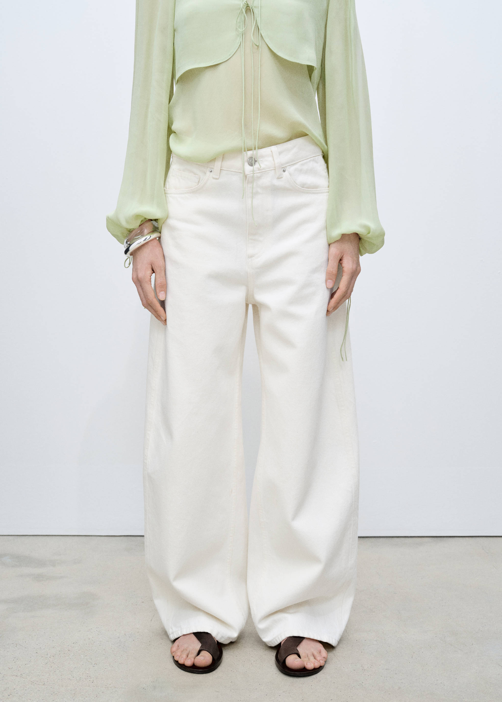 Jeans med ballongpassform och höd midja - Bild av mittparti