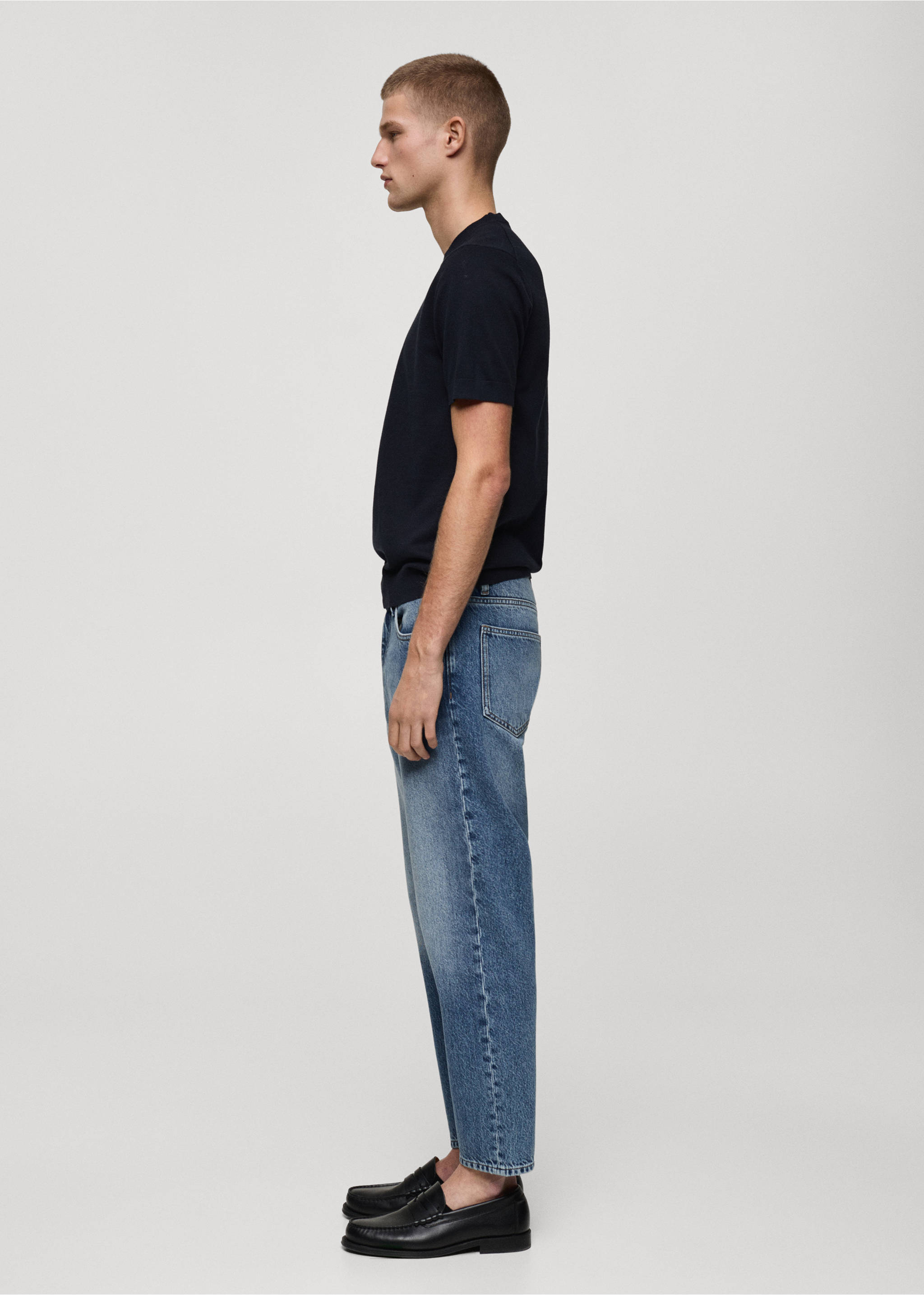 Cropped carrot-fit jeans - Details of the article 2, Medium Blue. Ref: 87065920-00.