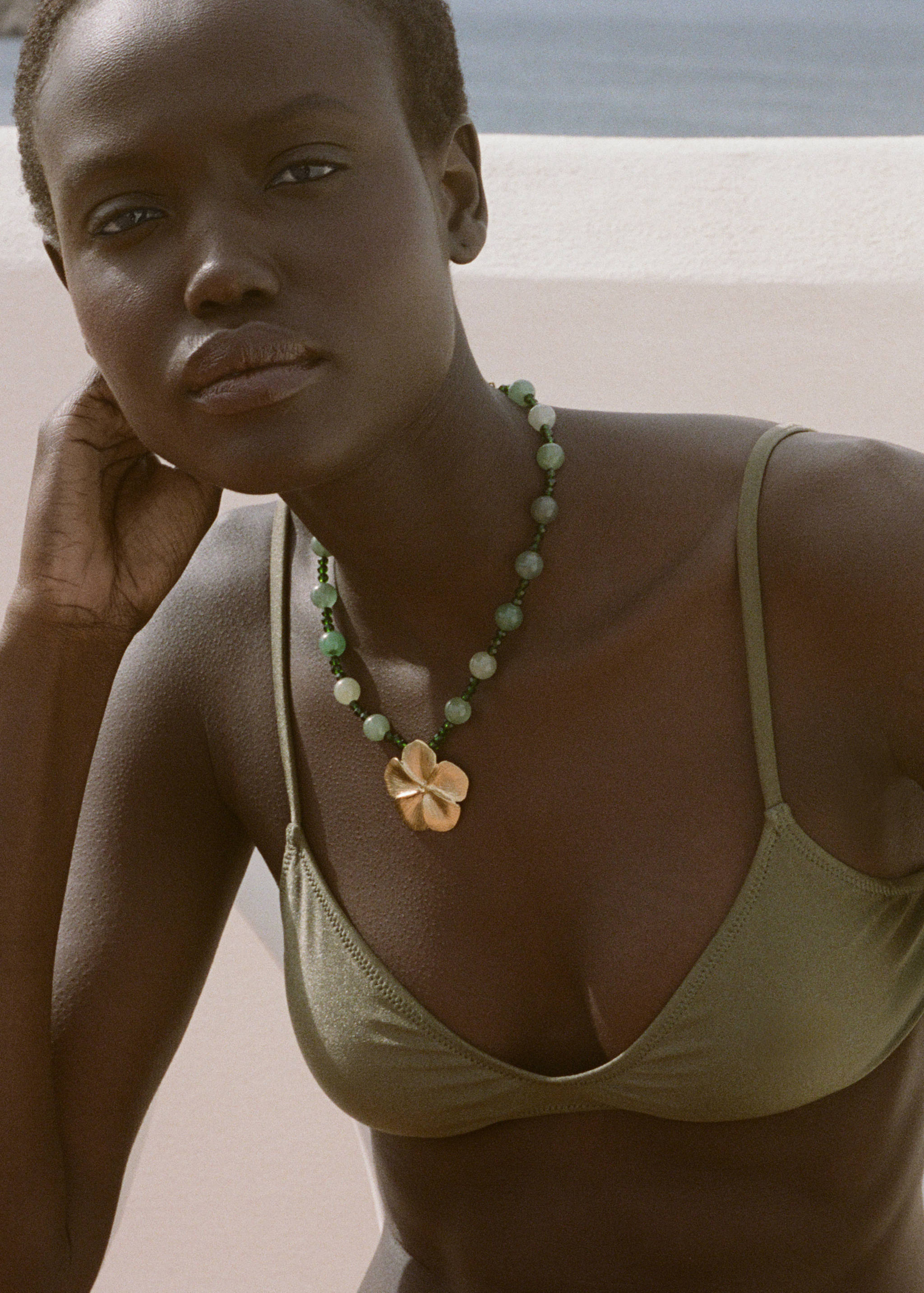 Ball necklace with stone flower detail - Details of the article 1