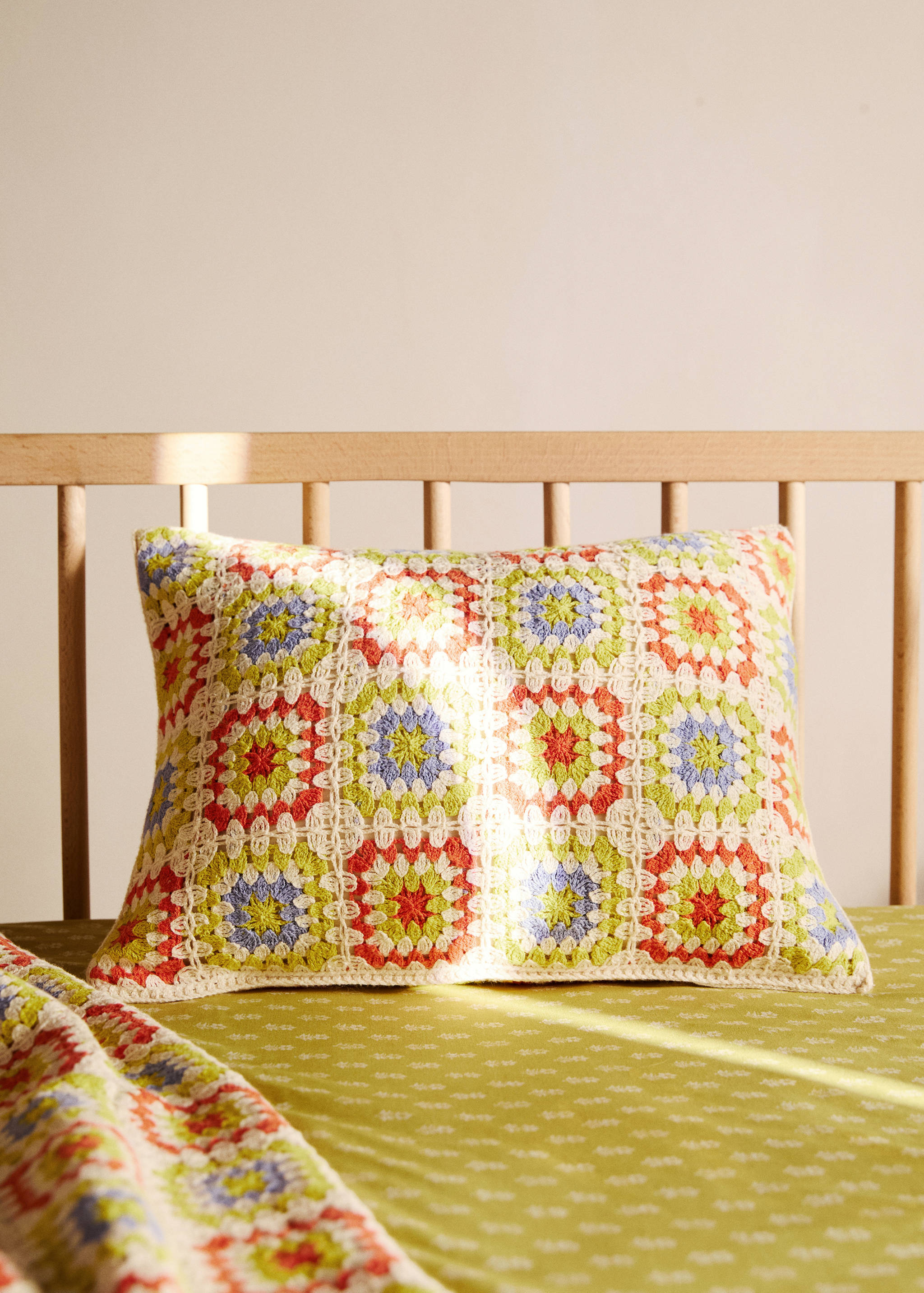 Mehrfarbiger Kinderkissenbezug in Häkel-Optik, 30 x 40 cm - Allgemeine Ansicht