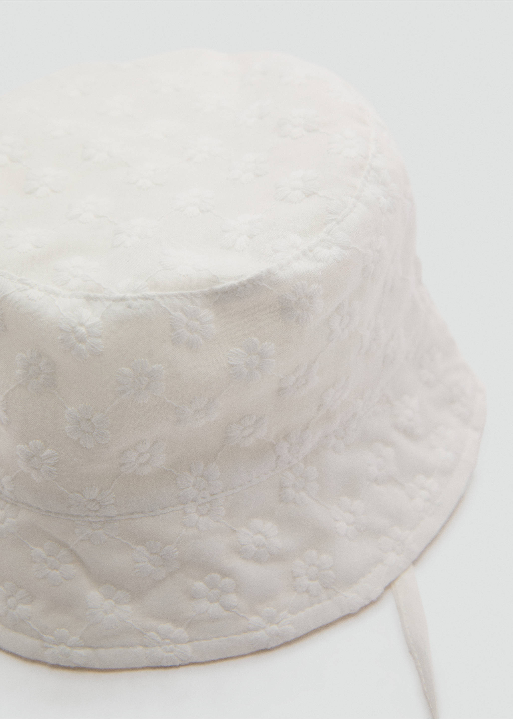 Embroidered bucket hat - Medium plane, White. Ref: 87065987-00.