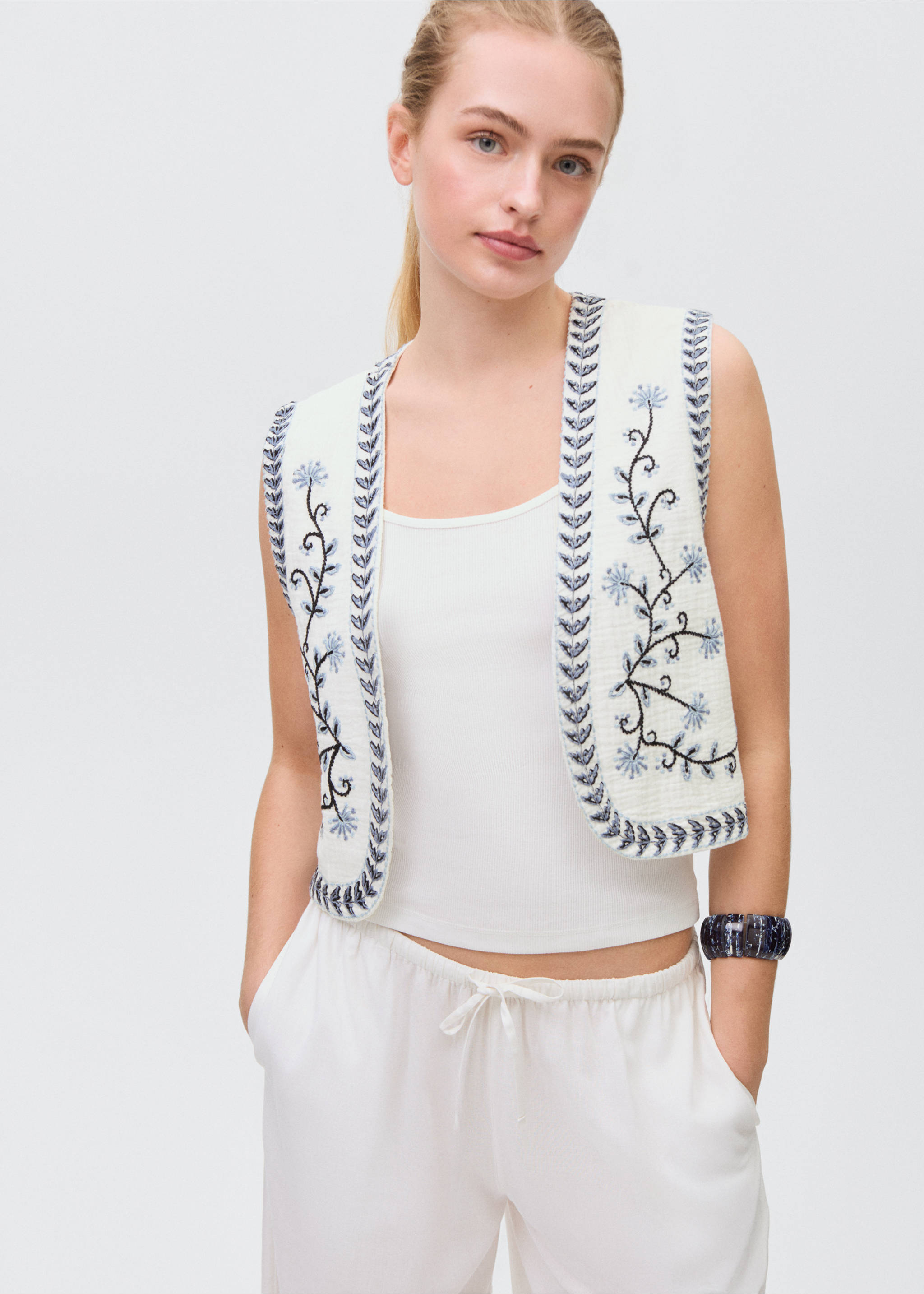 Flower-embroidered cropped waistcoat - Medium plane, Off White. Ref: 87066338-00.