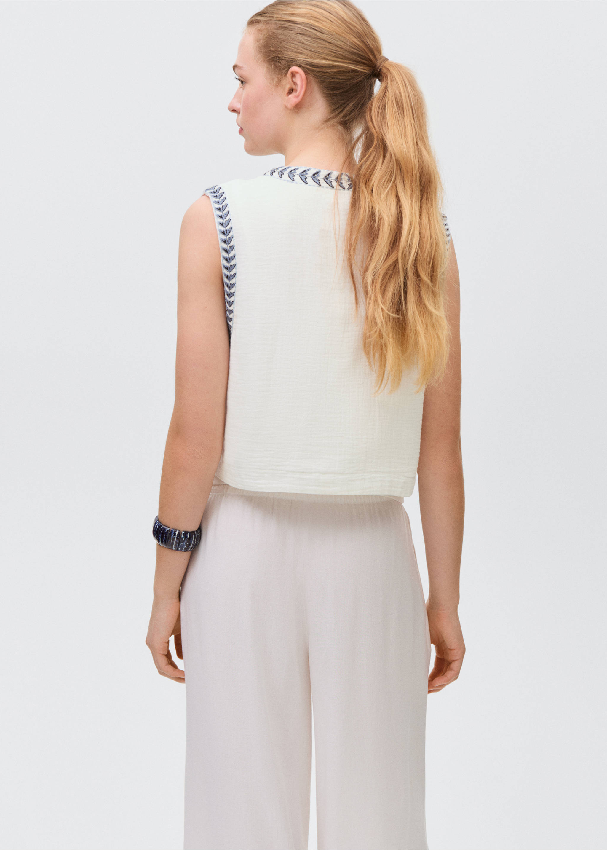 Flower-embroidered cropped waistcoat - Reverse of the article, Off White. Ref: 87066338-00.