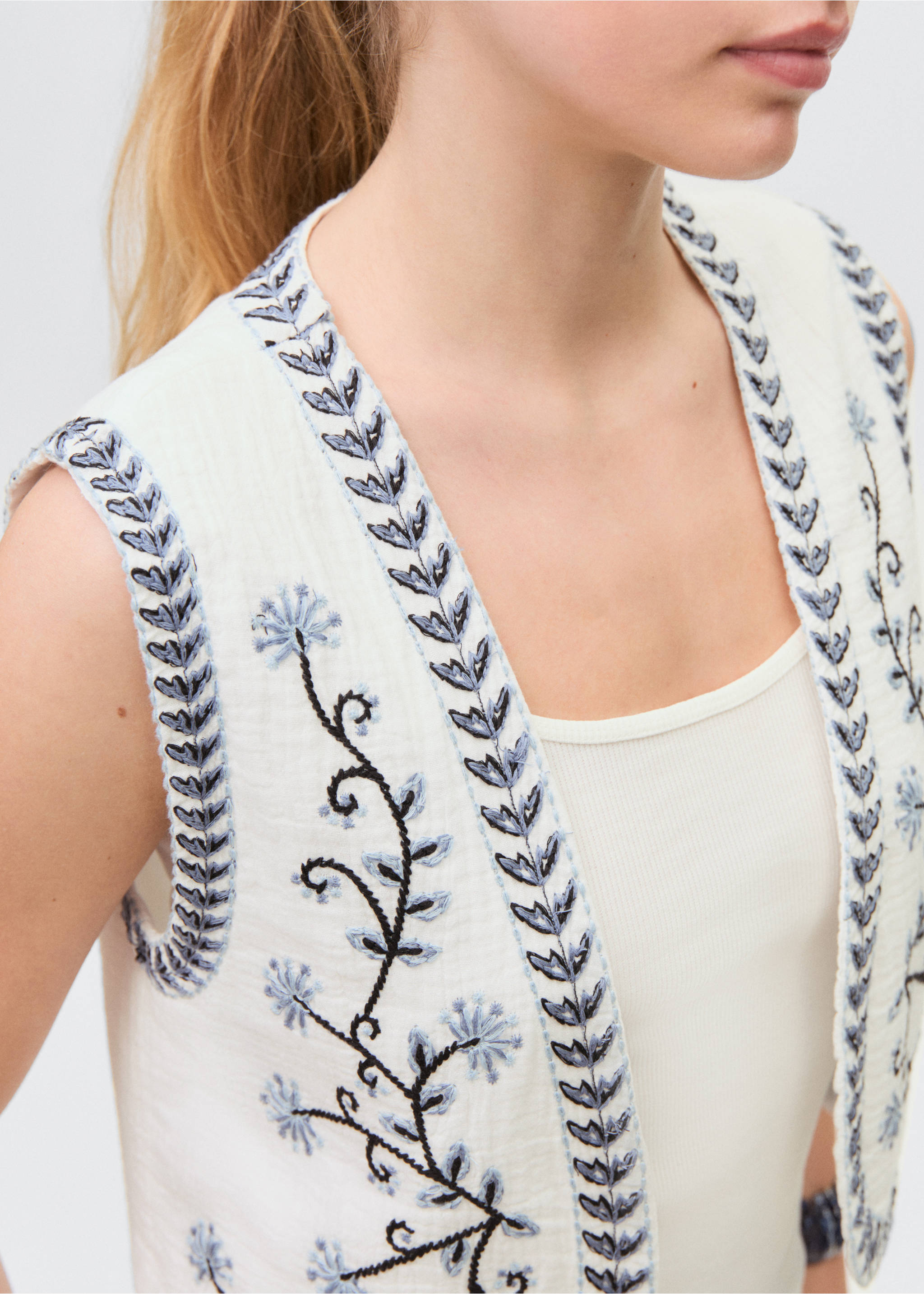 Flower-embroidered cropped vest - Details of the article 3, Off White. Ref: 87066338-00.