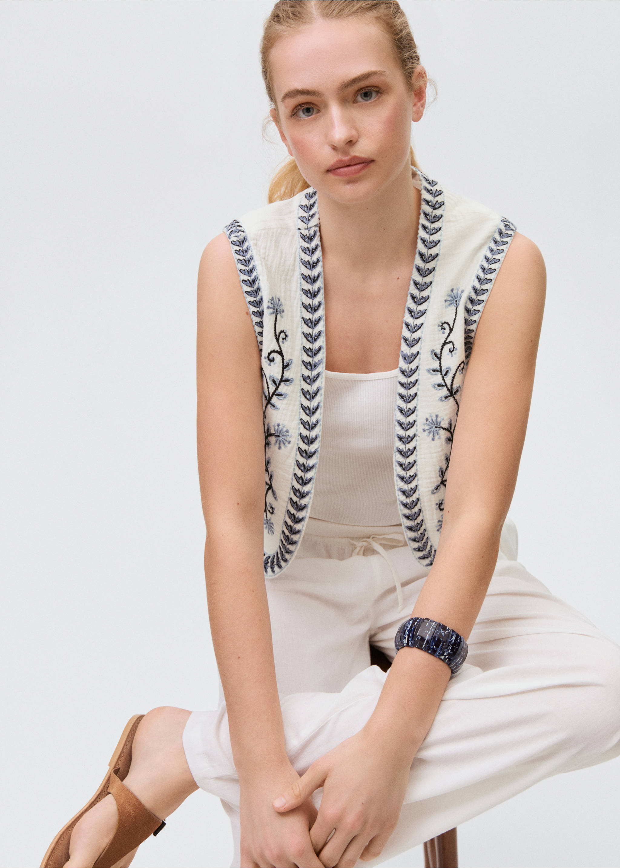 Flower-embroidered cropped waistcoat - Details of the article 2, Off White. Ref: 87066338-00.