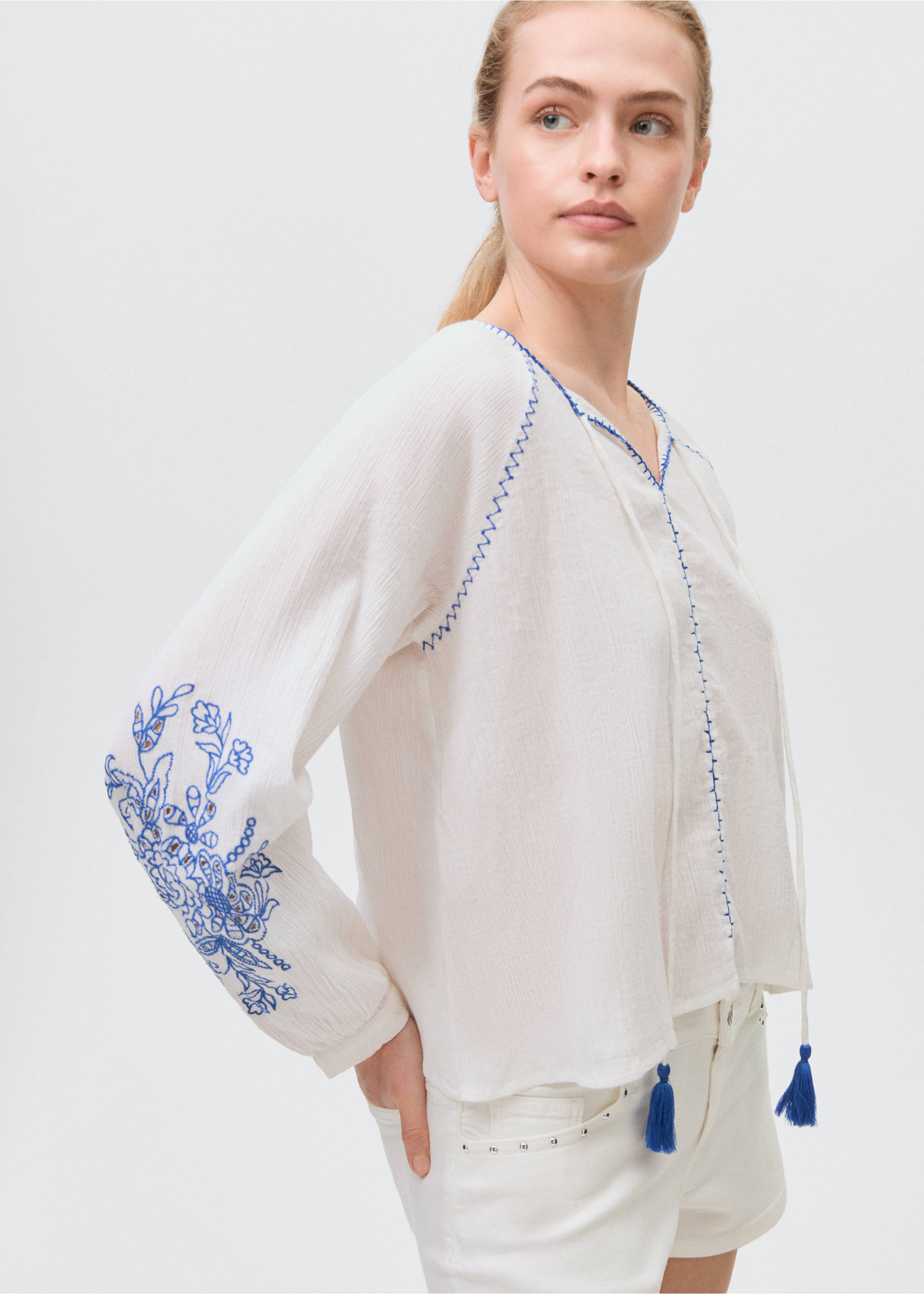 Blouse brodée manches bouffantes - Plan moyen, Blanc cassé. Ref: 87066347-00.