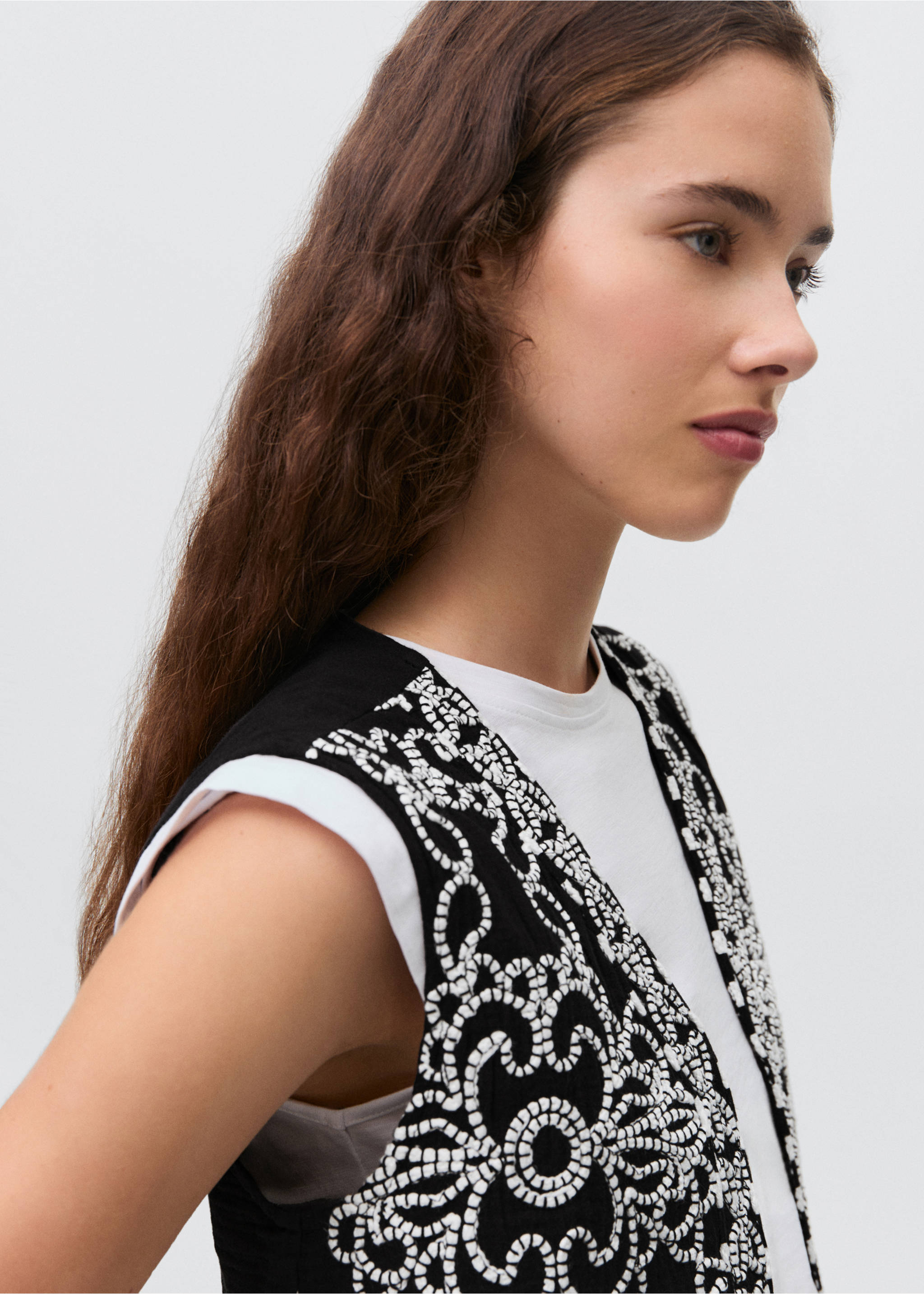Embroidered gilet - Details of the article 1, Off White. Ref: 87066355-00.