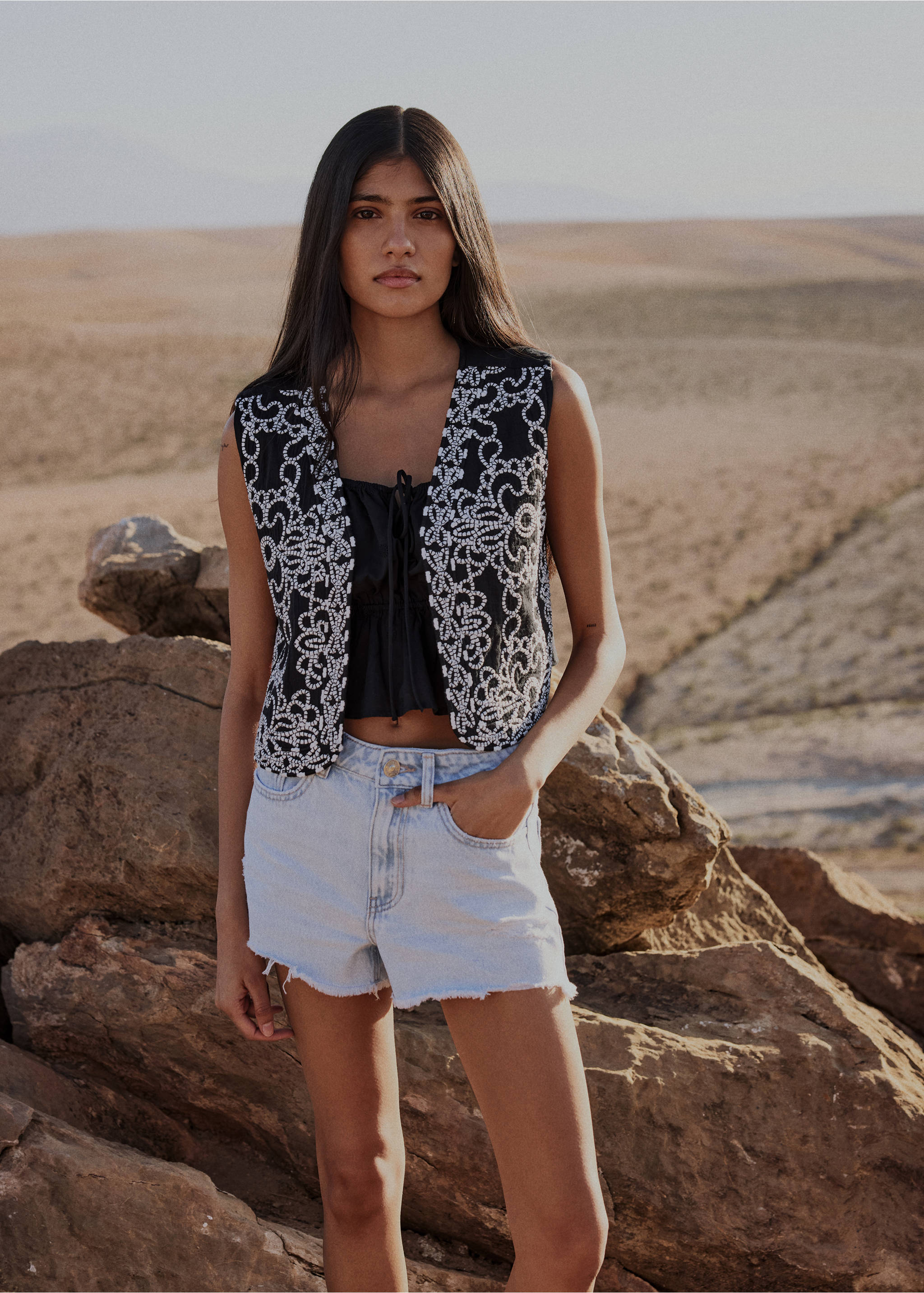 Embroidered gilet - Details of the article 5, Off White. Ref: 87066355-00.