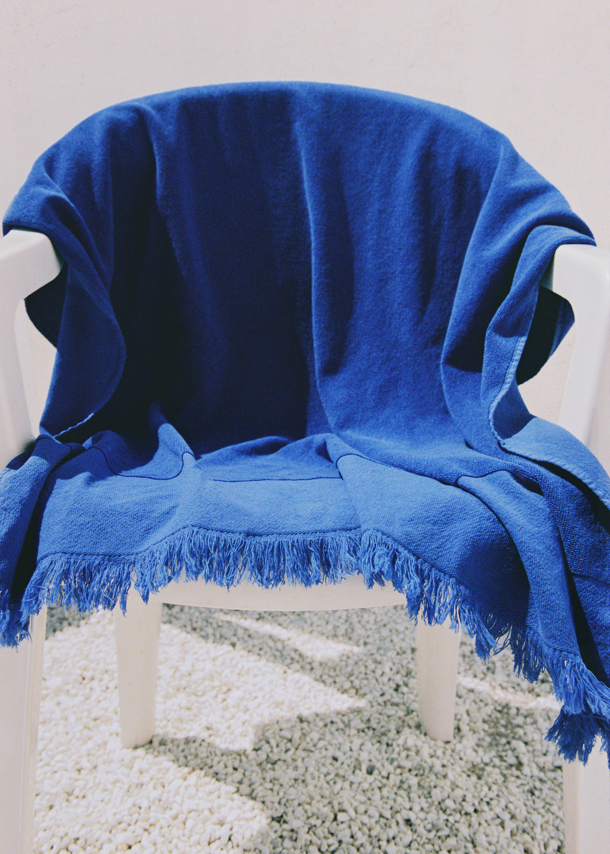 Overdyed terry beach towel with fringes - Home | MANGO OUTLET