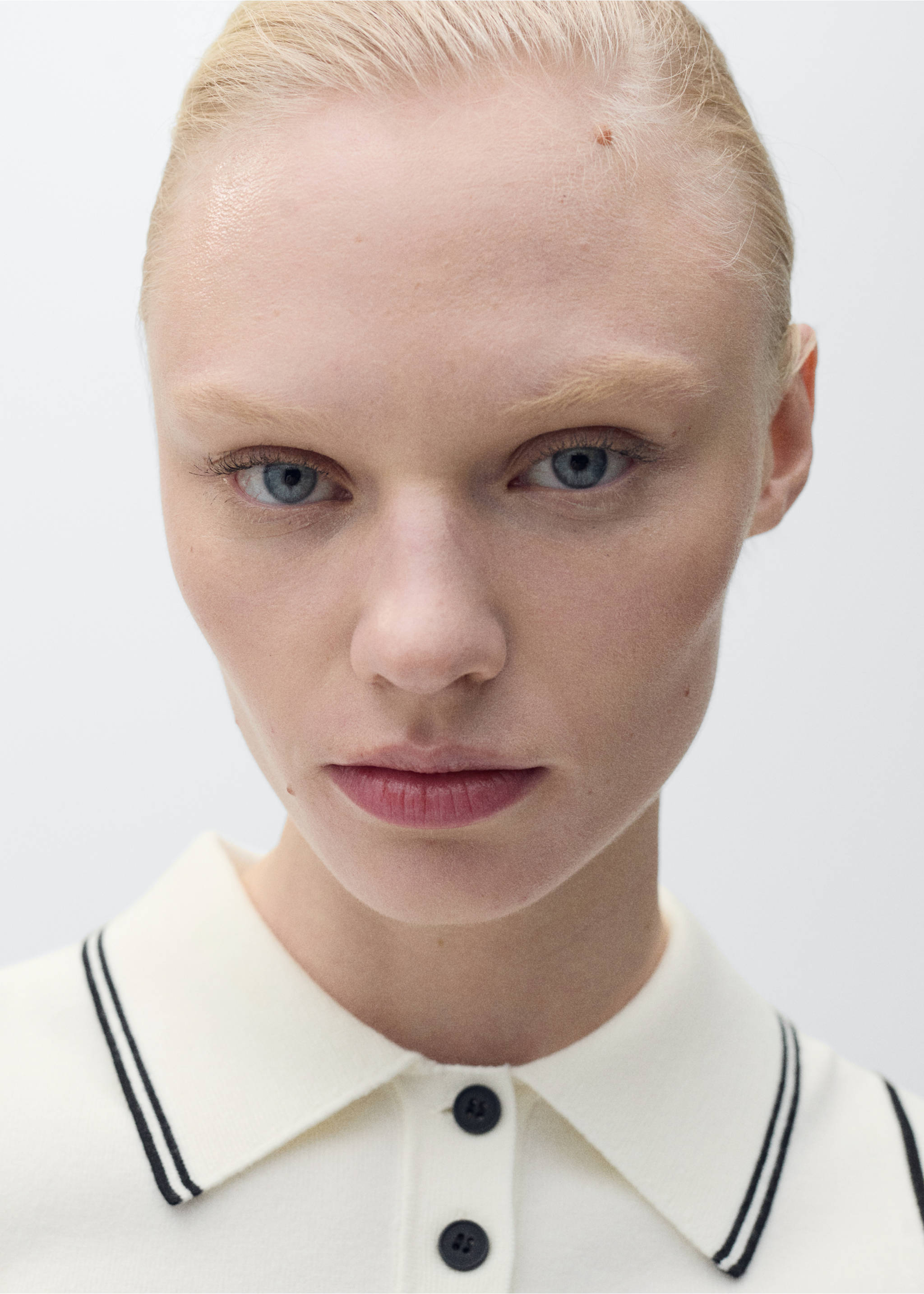 Polo-neck knitted top with contrasting trims - Details of the article 1, Ecru. Ref: 87067176-00.