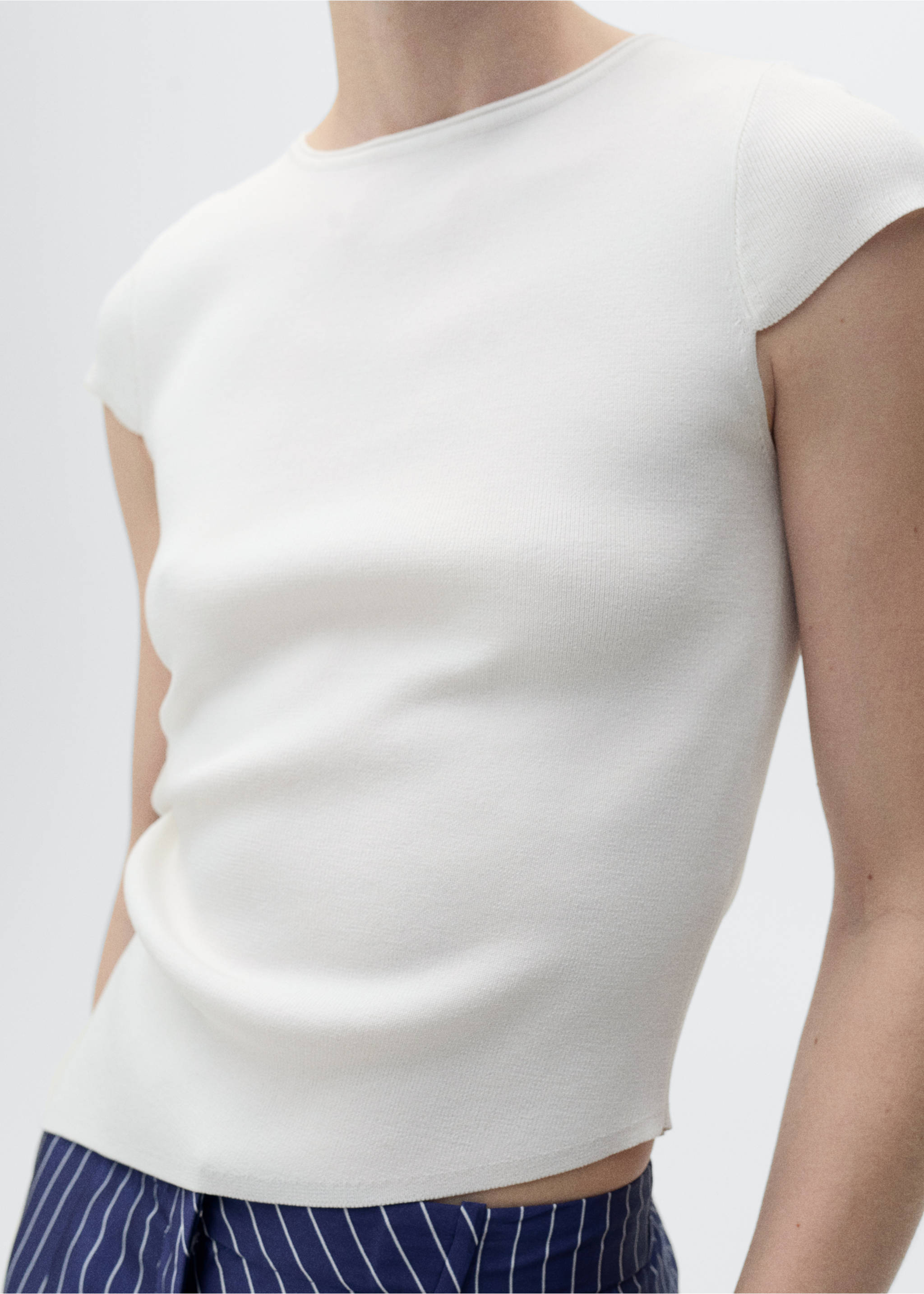 Asymmetrical low knit jersey - Details of the article 6, Ecru. Ref: 87067182-00.