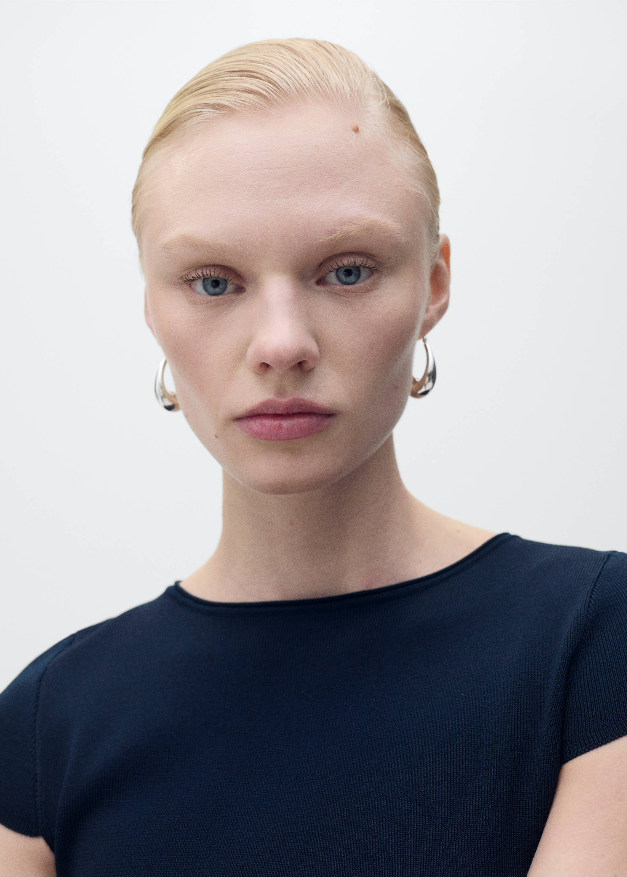 Strickpullover mit asymmetrischem Saum - Detail des Artikels 1, Marineblau. Ref: 87067182-00.