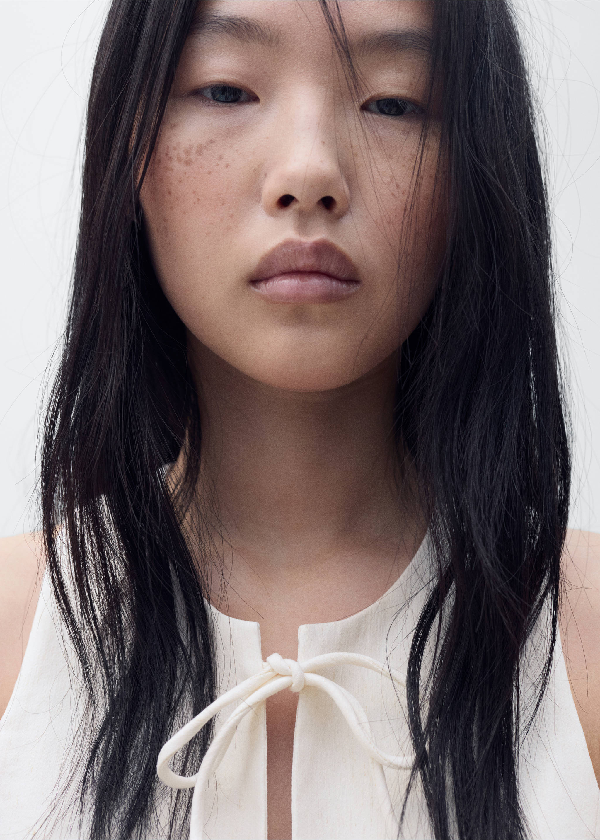 Linen-blend top with bow - Details of the article 1, Ecru. Ref: 87067185-00.