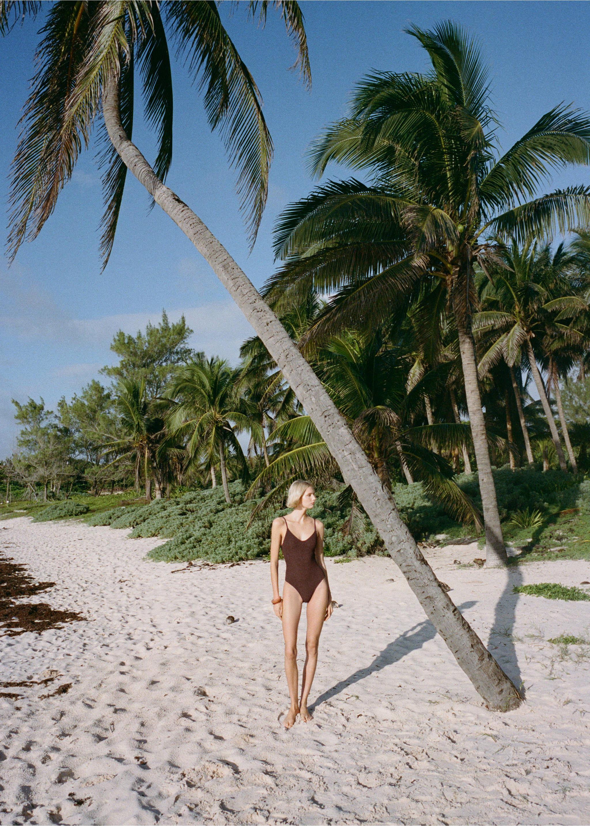 Kostium kąpielowy na ramiączkach z fakturą - Plan ogólny, Czekoladowy. Ref: 87067676-00.