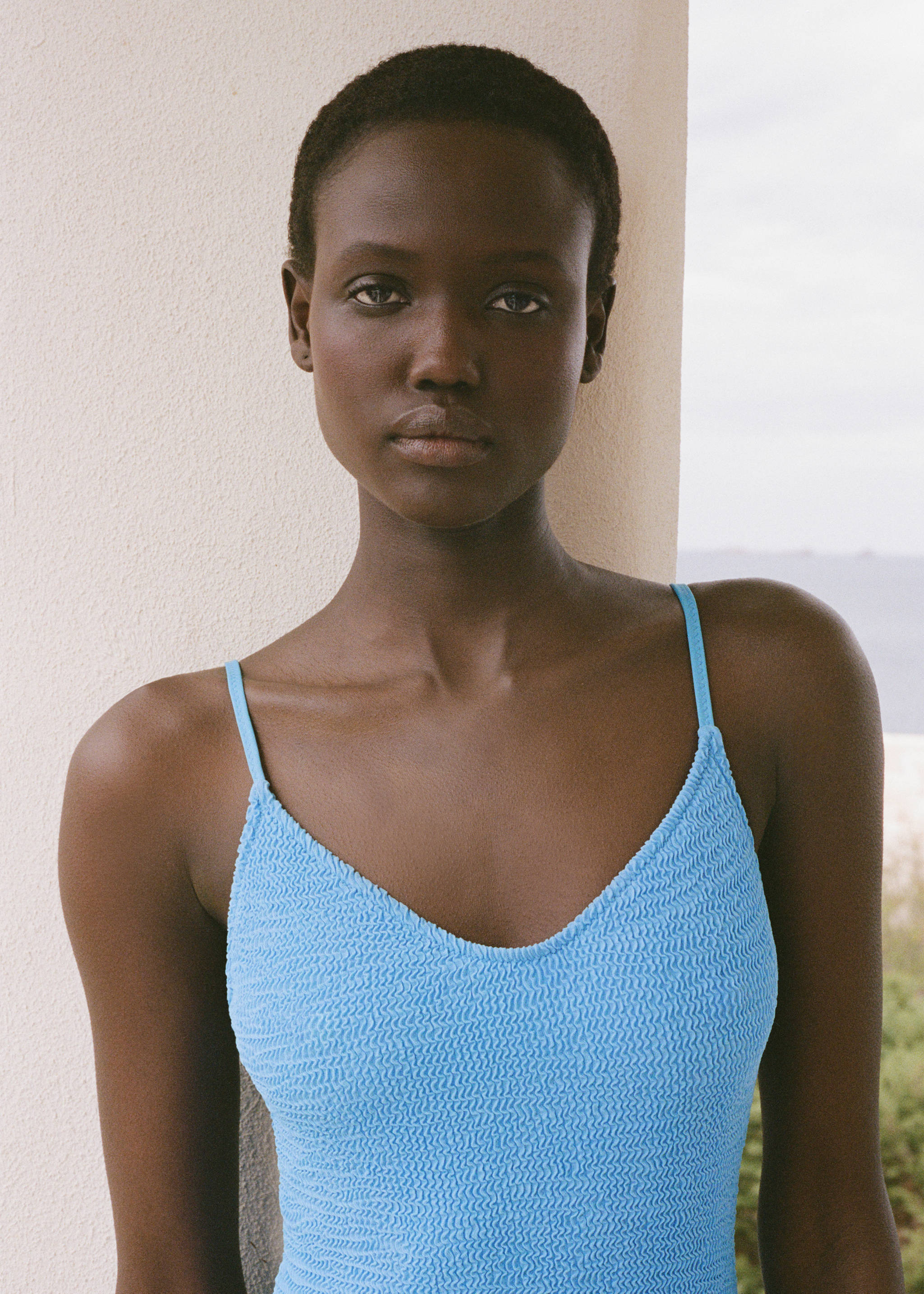 Baddräkt med texturerade axelband - Bild av mittparti