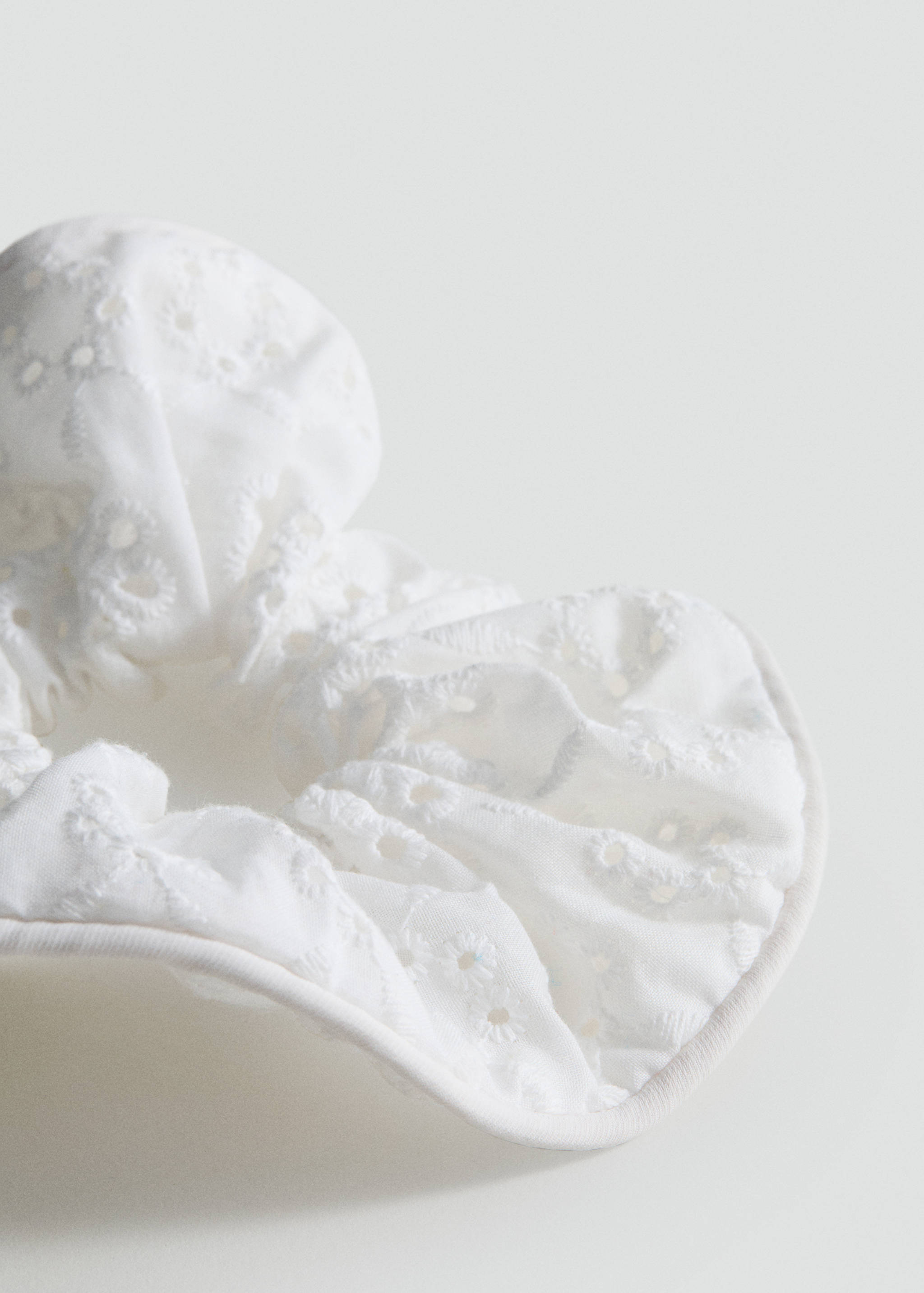 Floral scrunchie with openwork details - Medium plane
