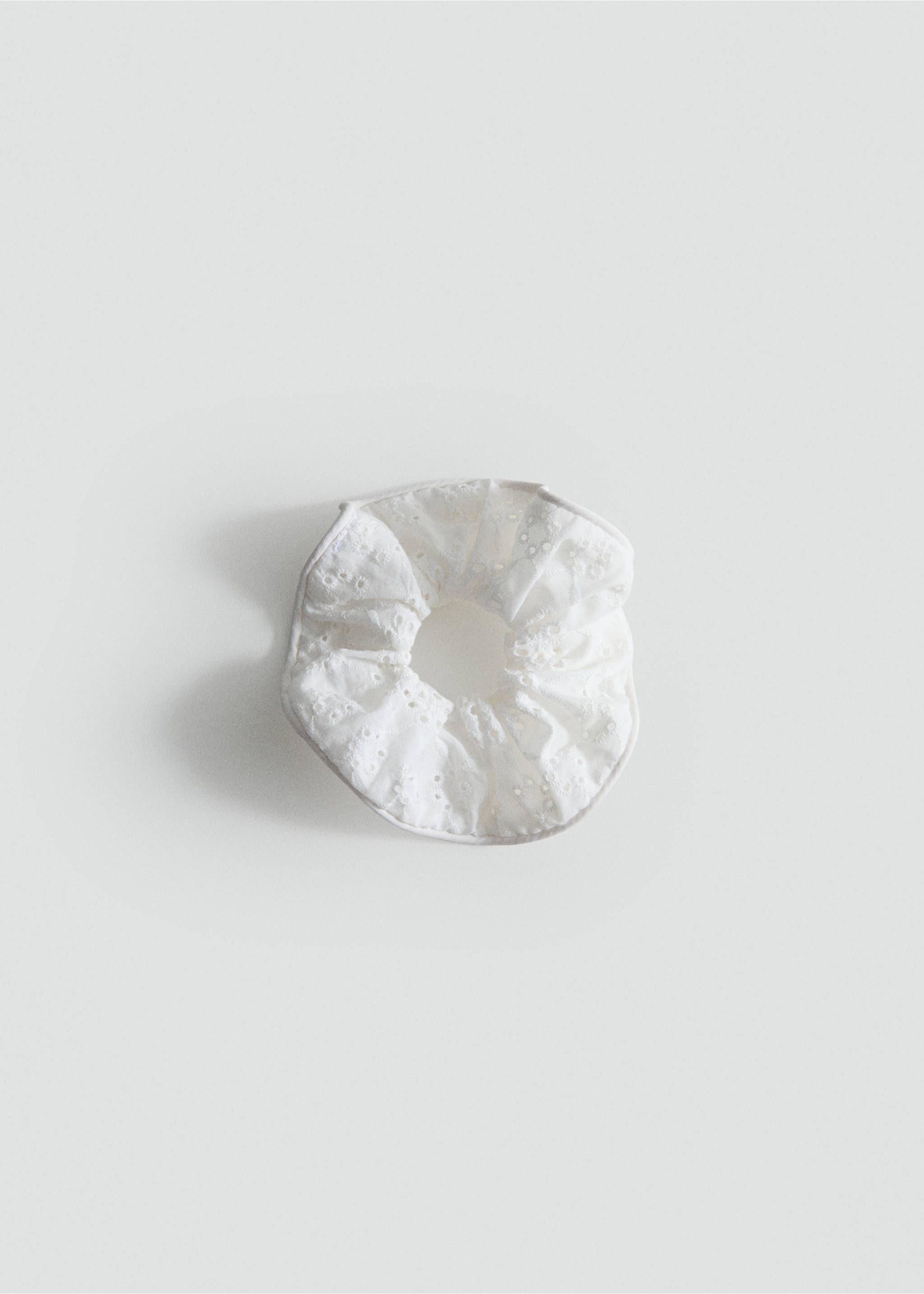 Floral scrunchie with openwork details - Article without model, White. Ref: 87067688-00.