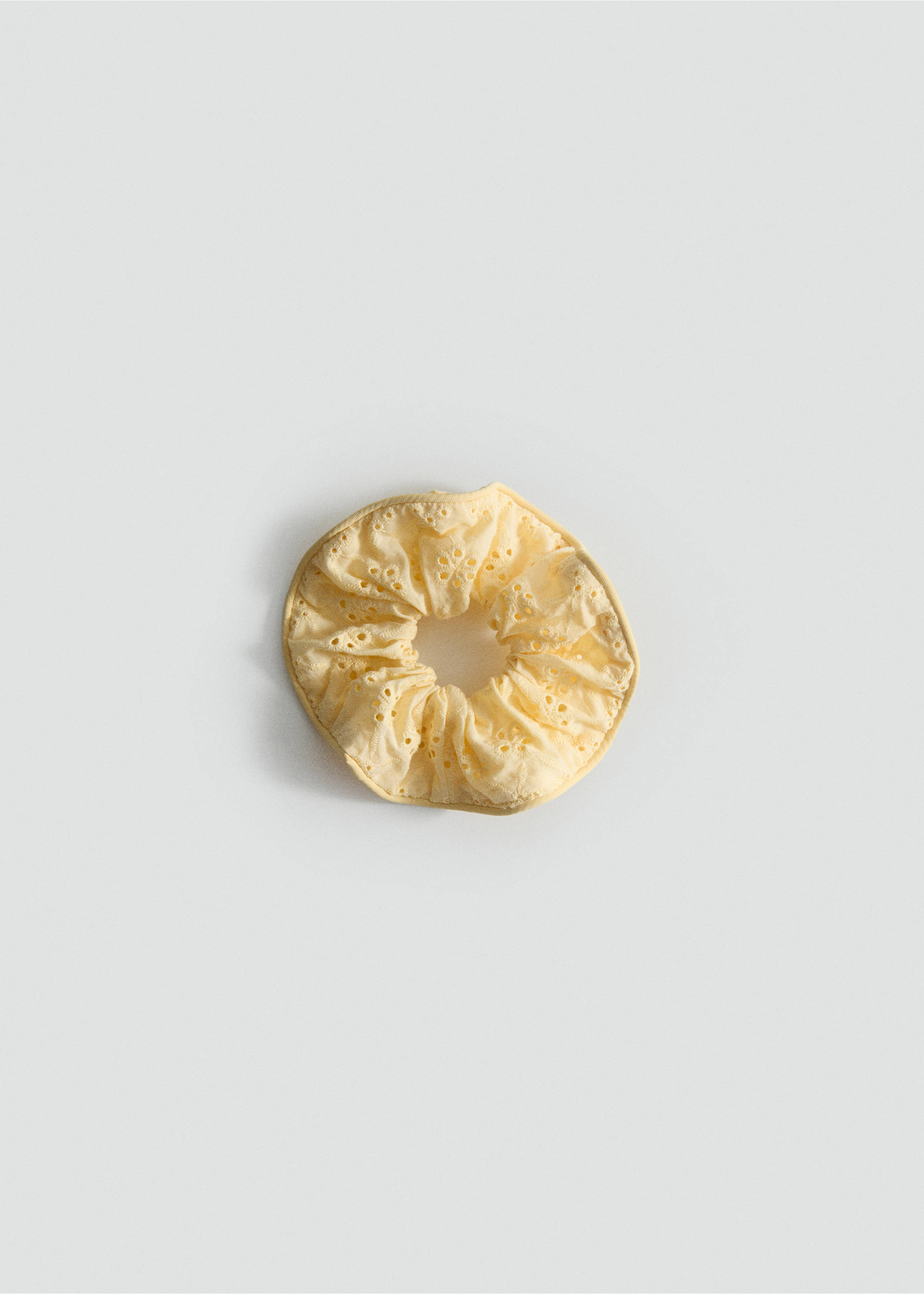 Floral scrunchie with openwork details - Article without model, Pastel Yellow. Ref: 87067688-00.