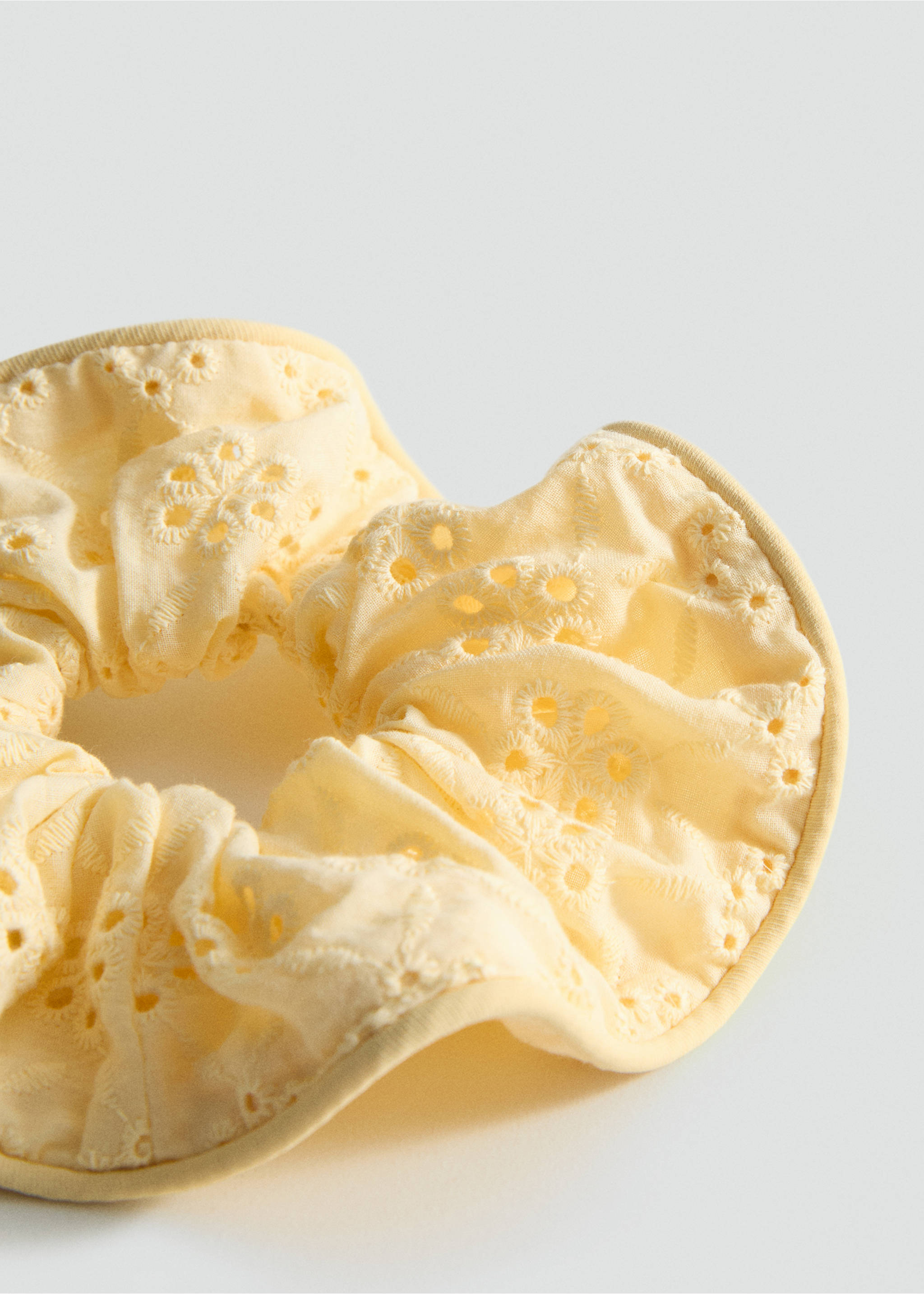 Floral scrunchie with openwork details - Details of the article 1, Pastel Yellow. Ref: 87067688-00.