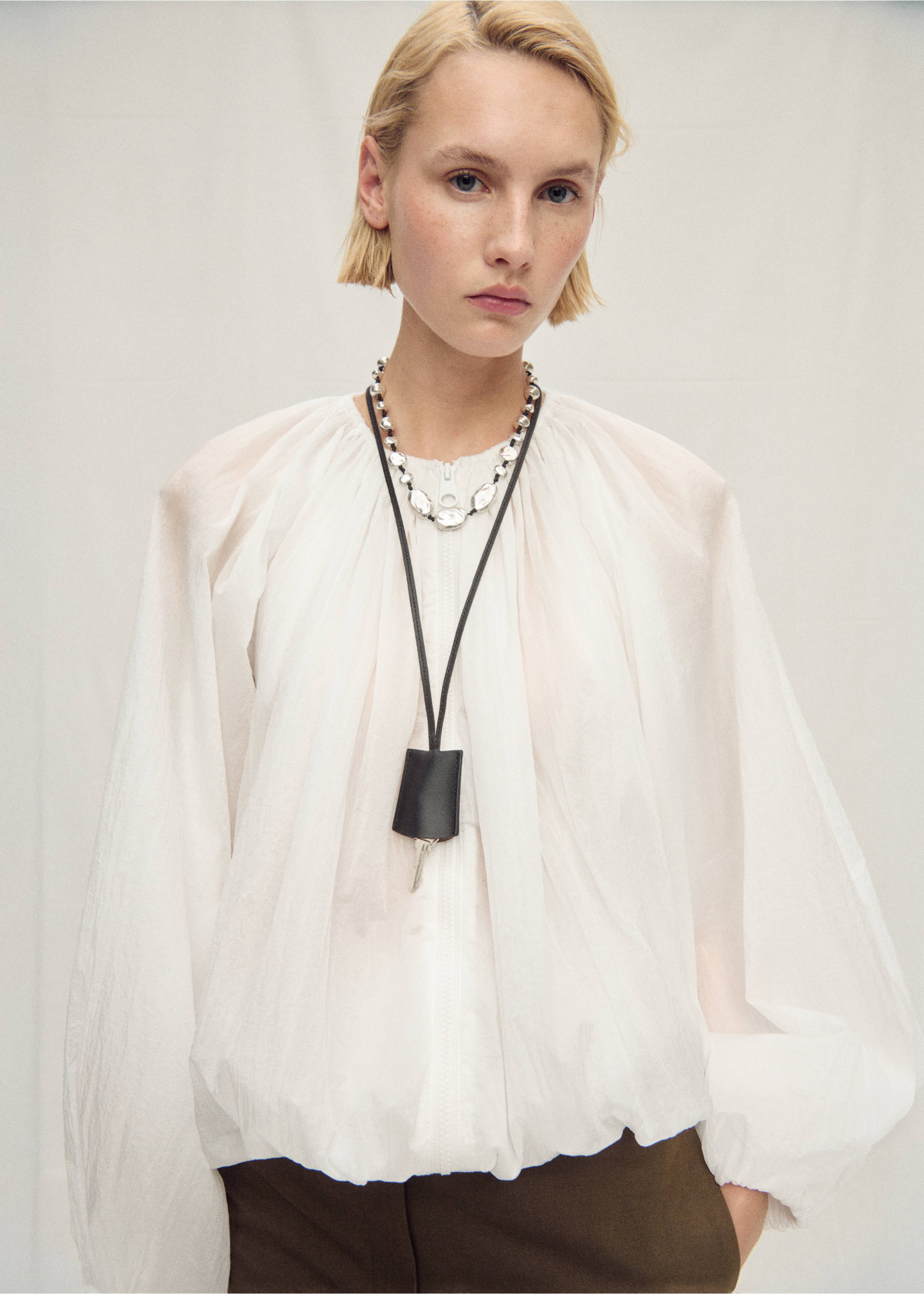 Veste semi-transparente froncée - Plan moyen, Blanc. Ref: 87067711-00.