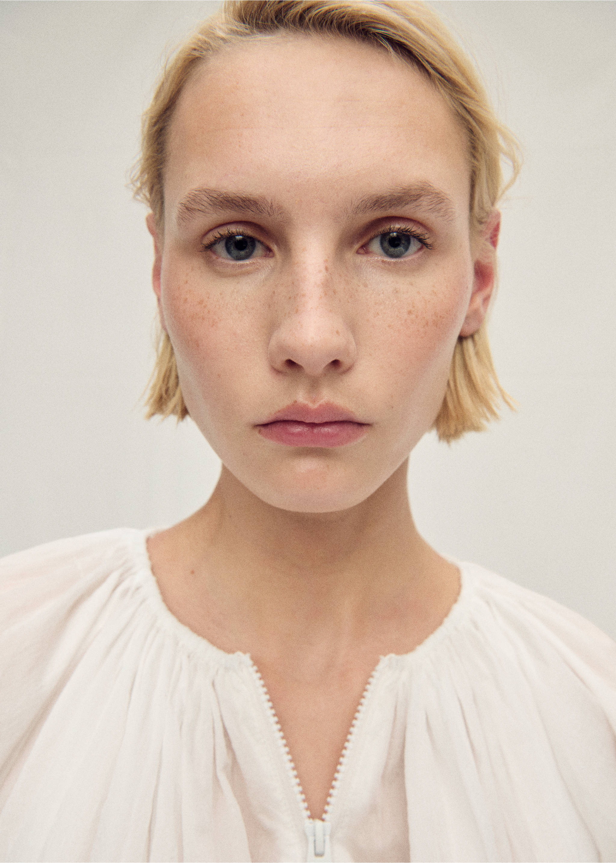 Veste semi-transparente froncée - Détail de l'article 2, Blanc. Ref: 87067711-00.