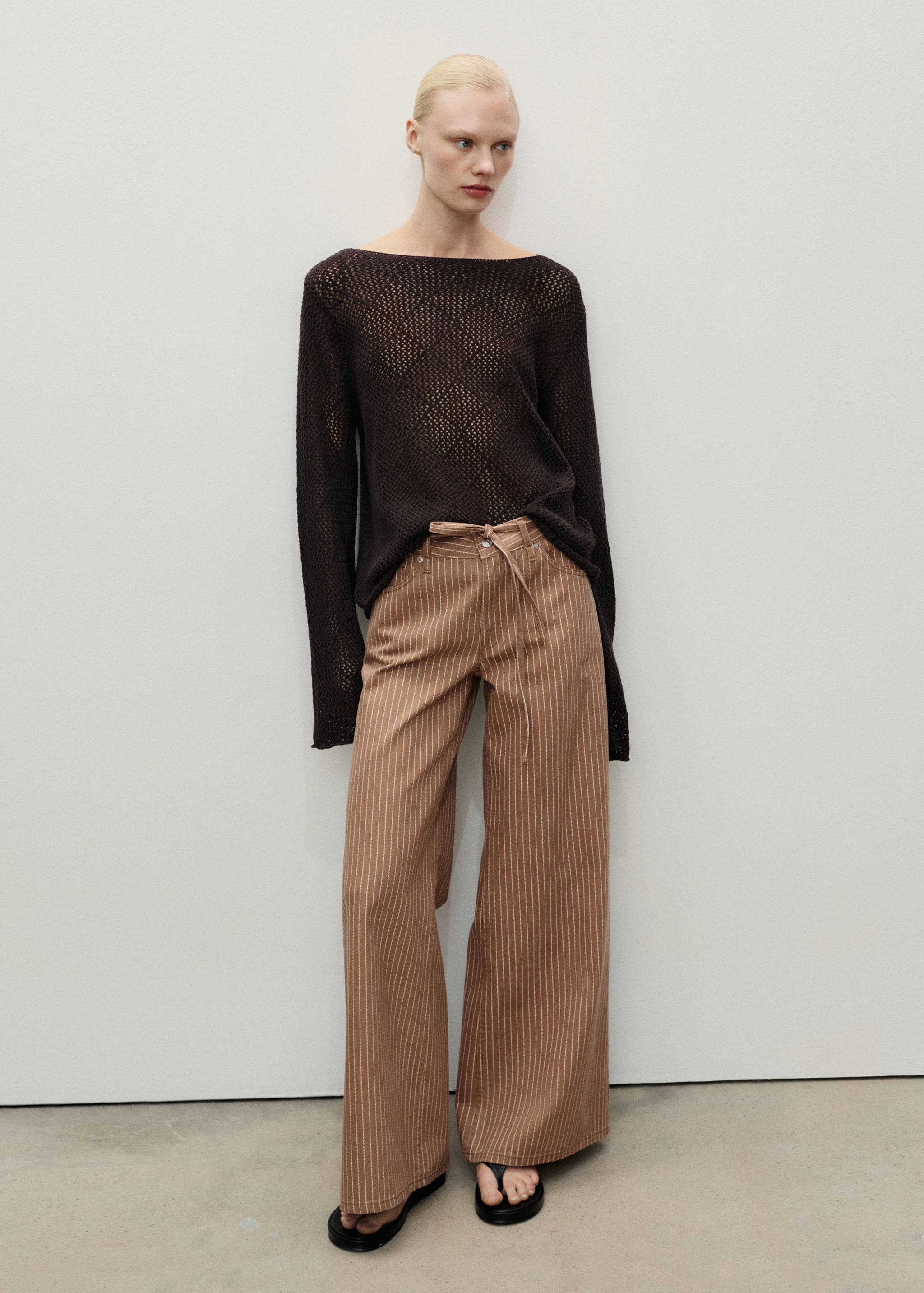 Gestreifte Wideleg-Jeans mit niedriger Bundhöhe und Gürtel - Allgemeine Ansicht